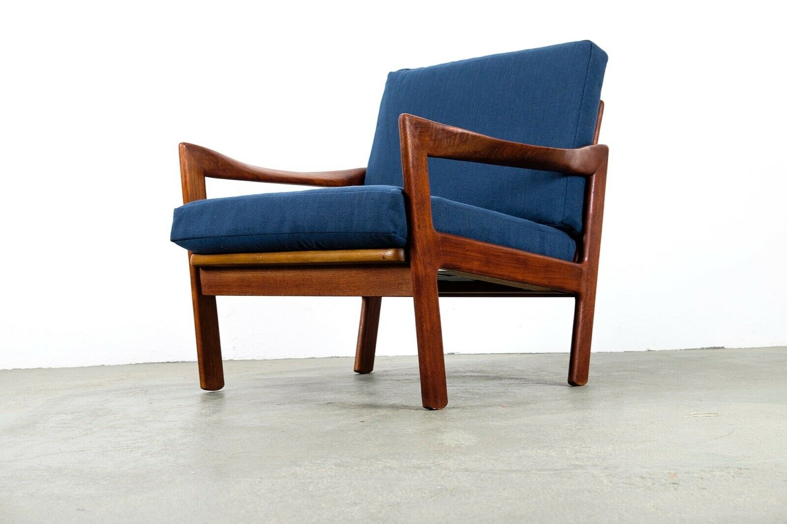 Illum Wikkelsø chair model 20 made by Niels Eilersen