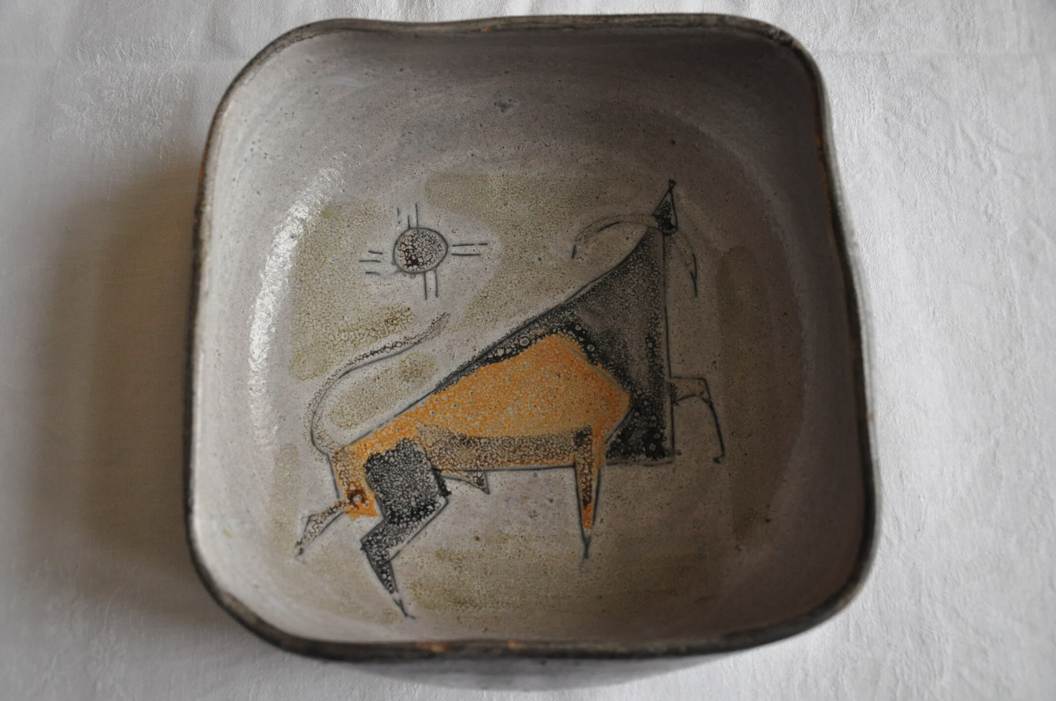 Plat creux en céramique décor au taureau Vallauris