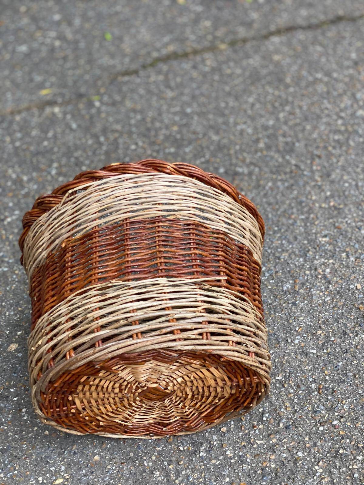 Round woven wicker basket in two colours