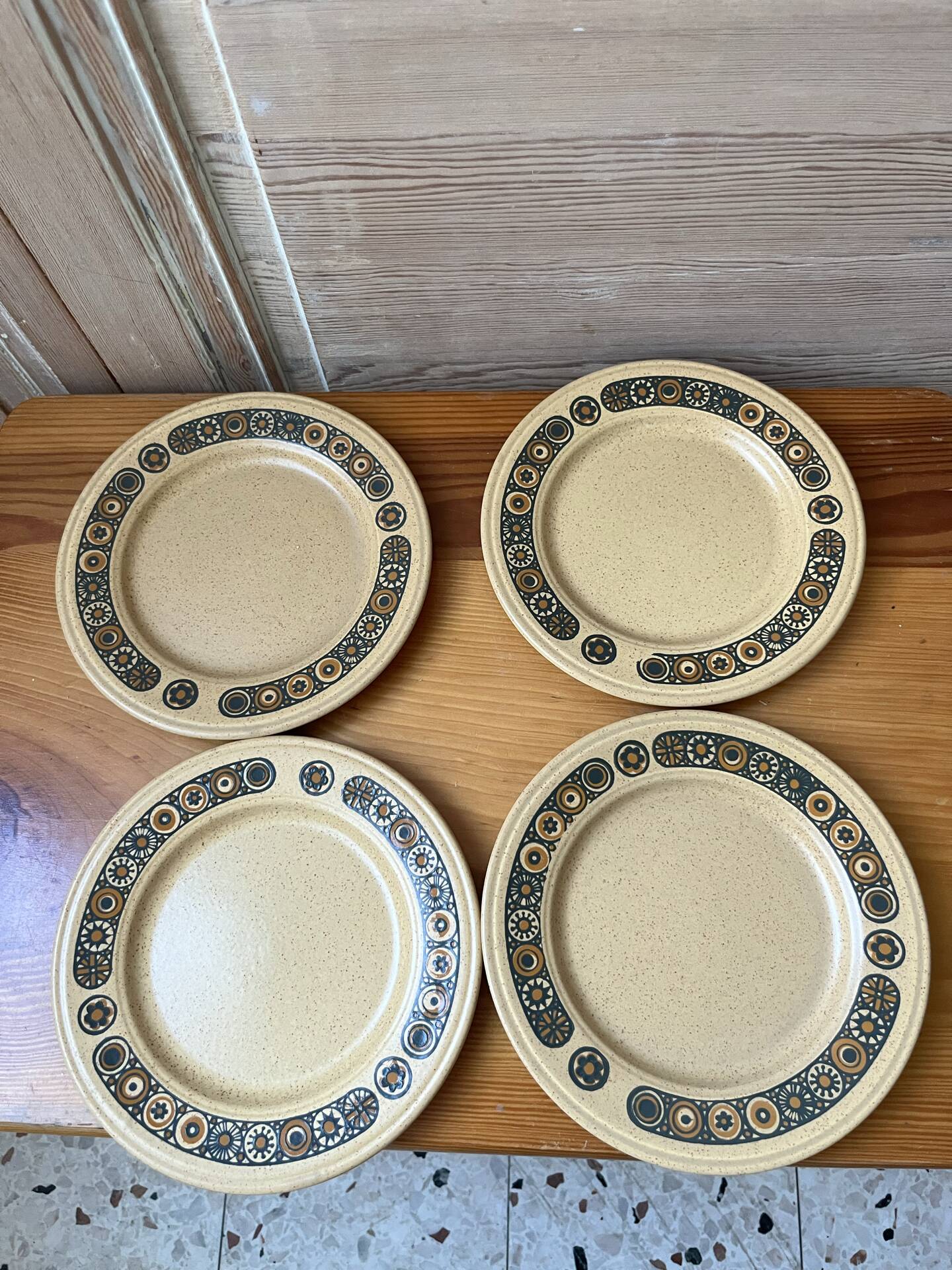 Série de 8 assiettes et 2 bols