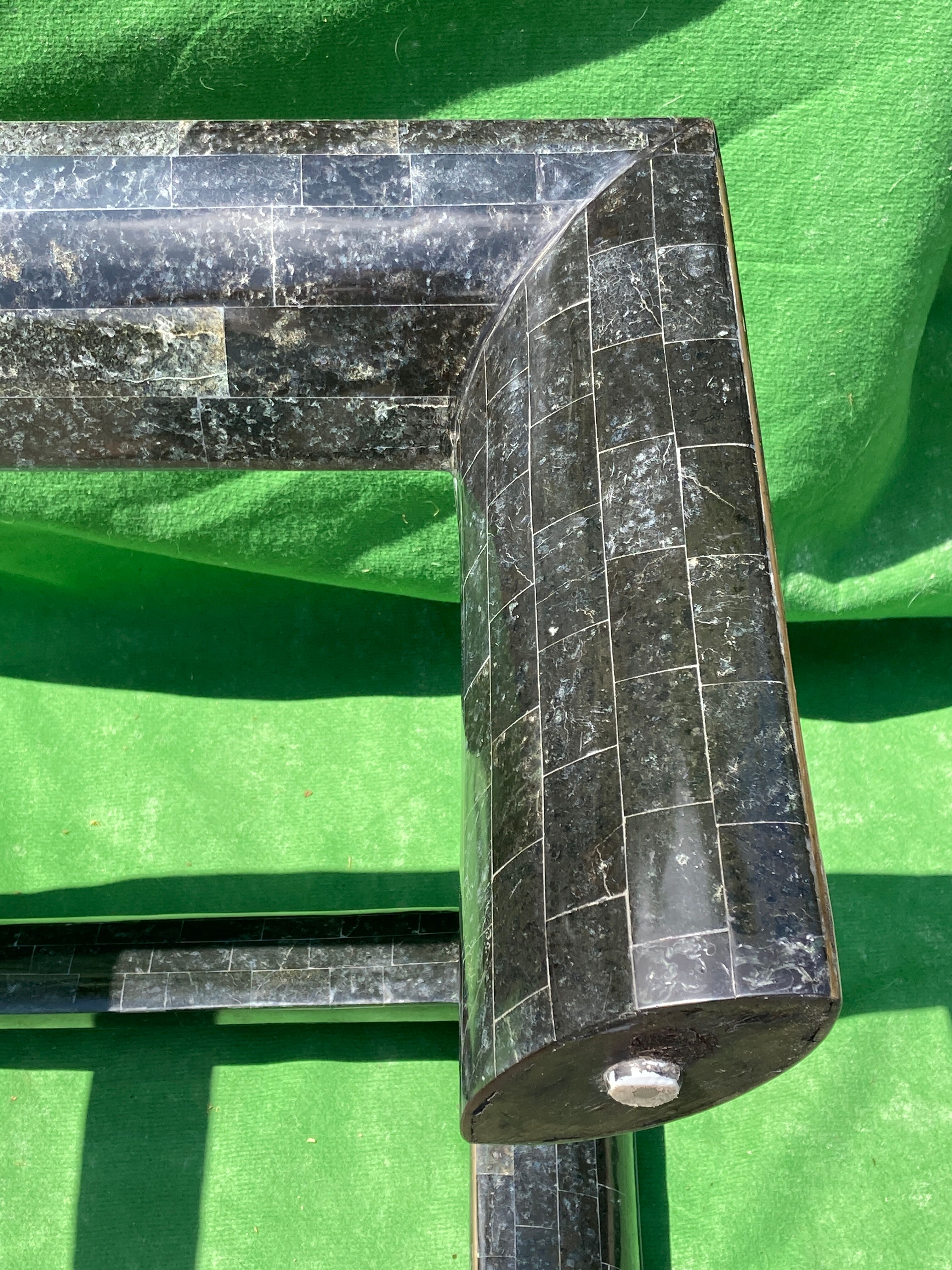 Table basse en pierre noire tesselated par Maitland Smith années 1970