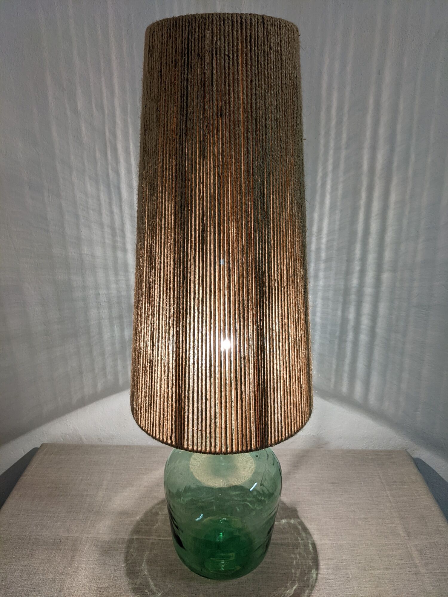 Vintage demijohn lamp in glass and XXL jute rope