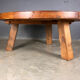 Table basse en chêne brutaliste à trois pieds