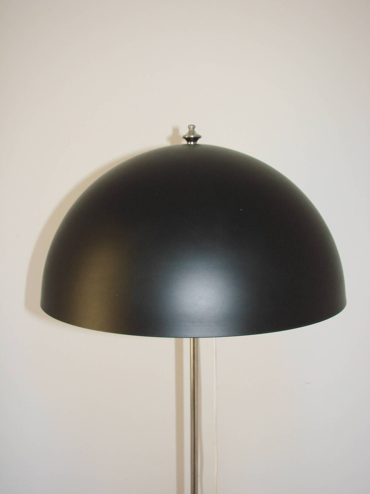 Une lampe de sol Vitra T25 des années 1970.