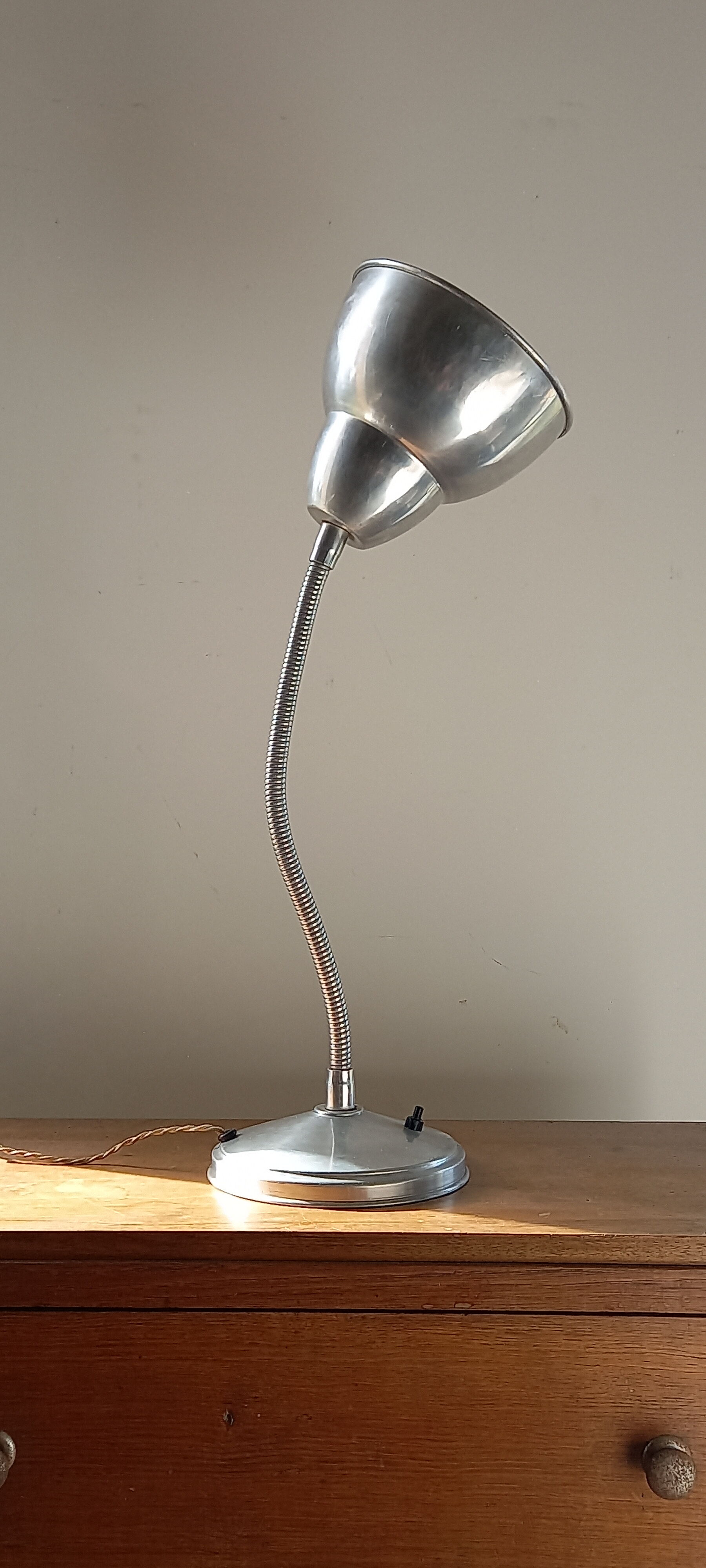 Flexible 1940s aluminum desk lamp. Very good condition