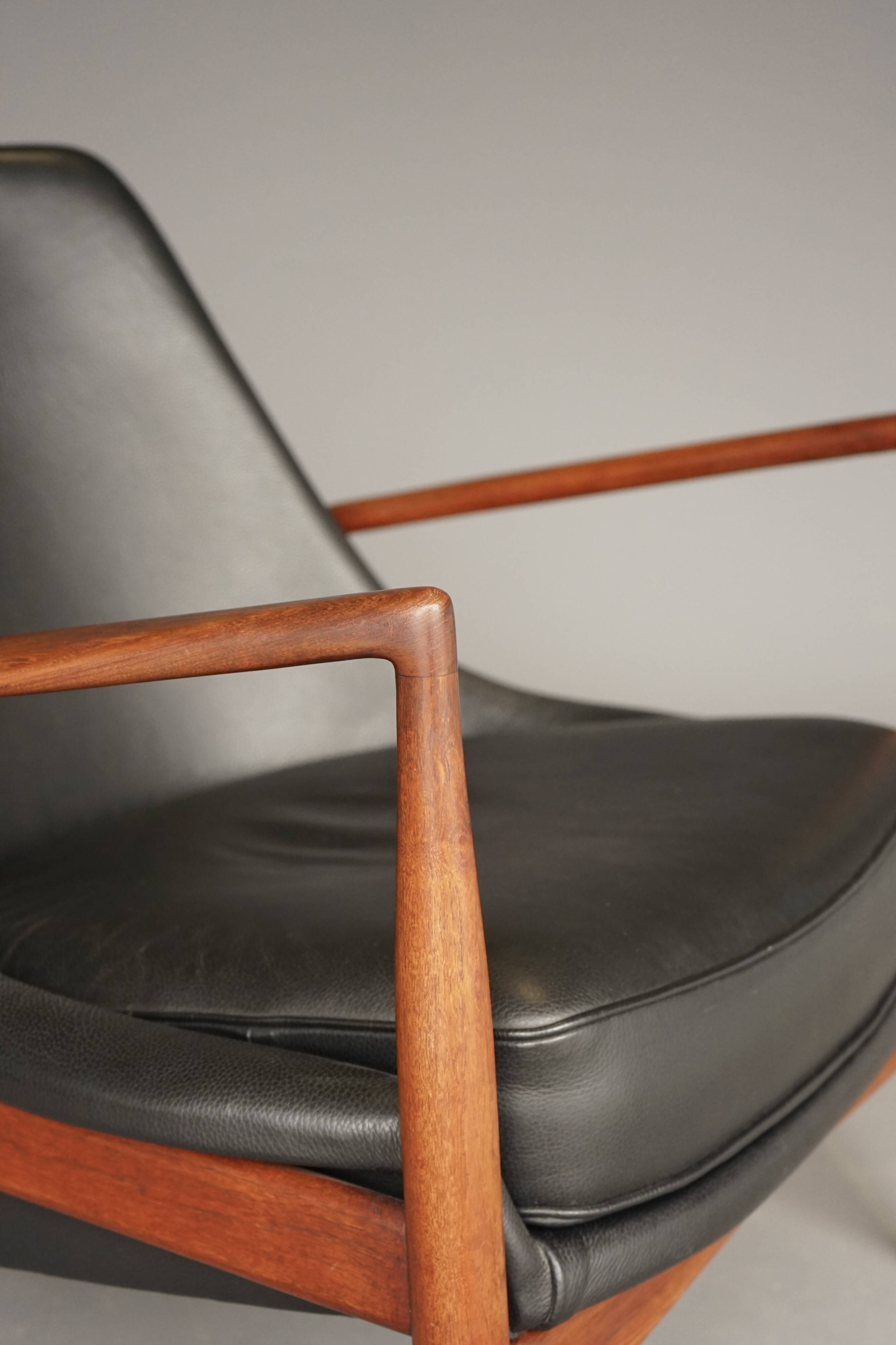 Fauteuil Seal en cuir et teck Ib Kofod-Larsen pour OPE, Suède, années 1960.