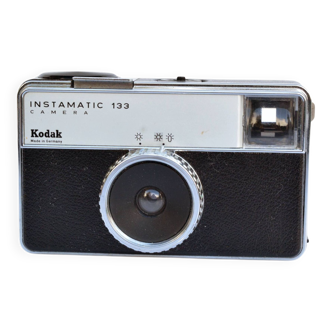 Appareil photo analogique Kodak Instamatic 133, années 1970.