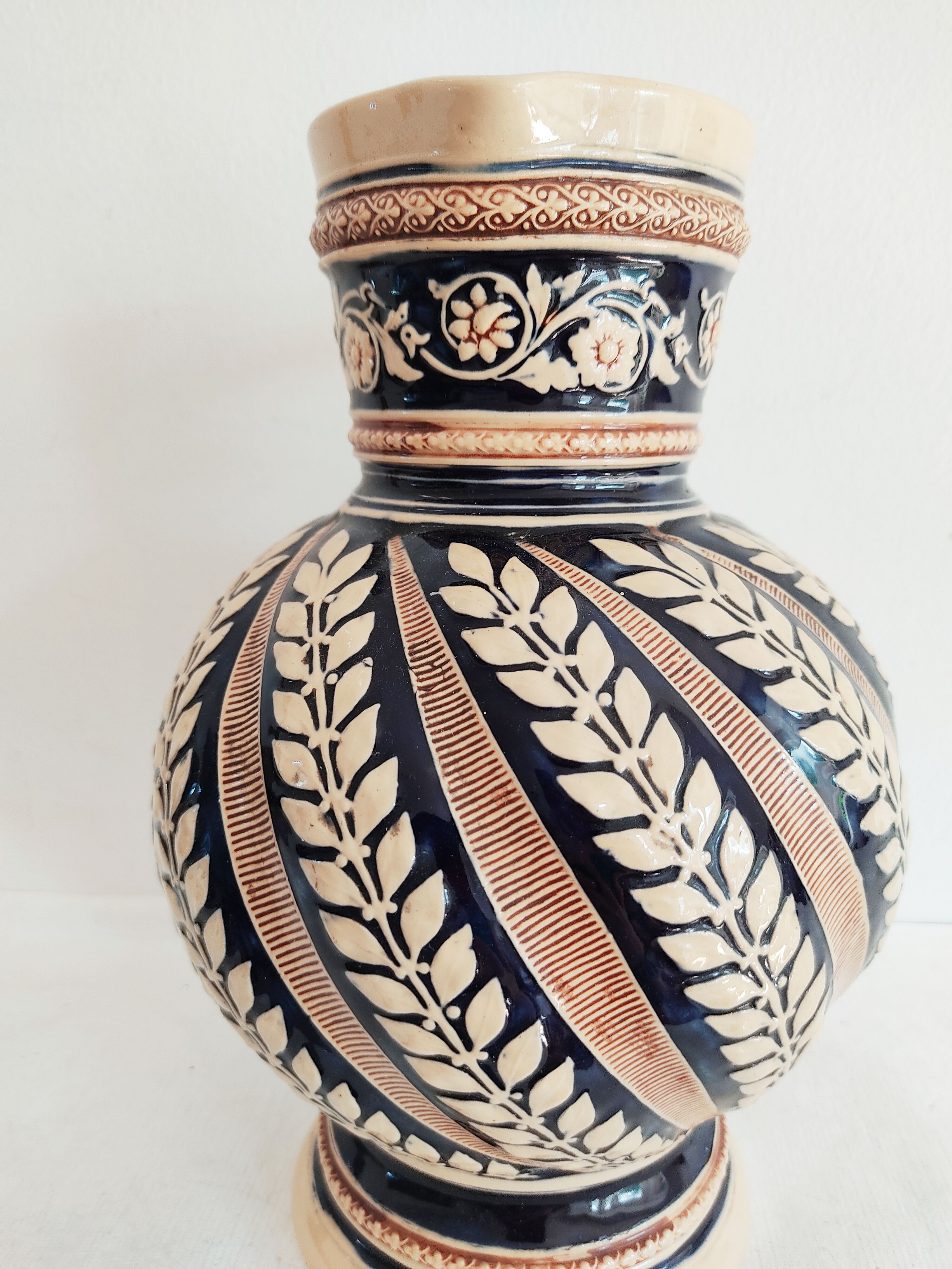 Pitcher 2L ceramic decoration in relief