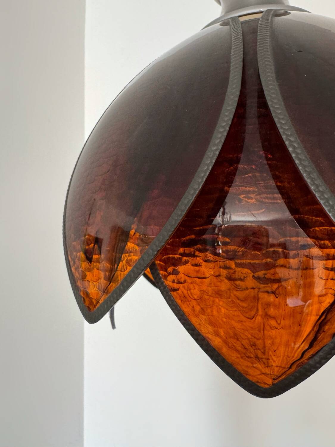 Lustre lotus Bakélite années 70