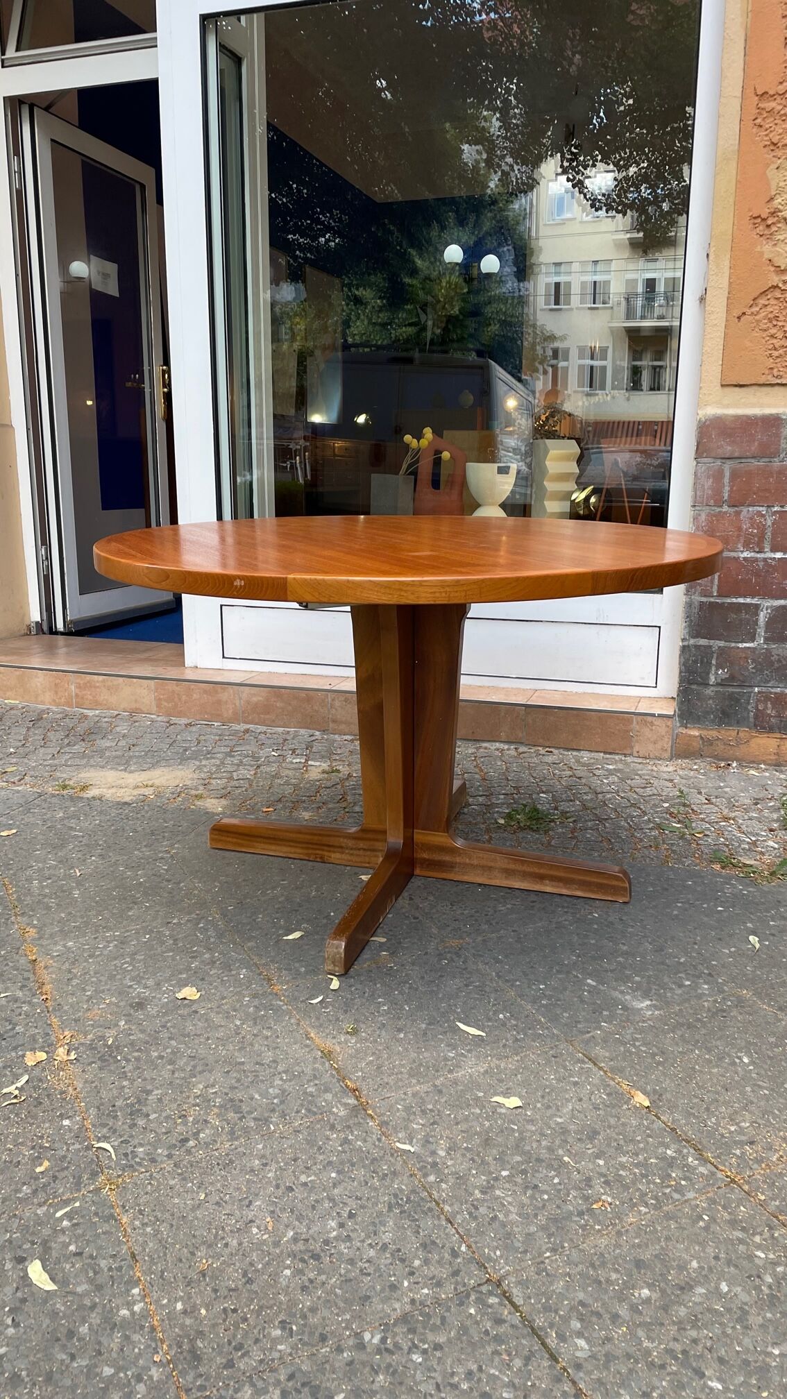 Extendable round table in teak from the 60s with two extensions