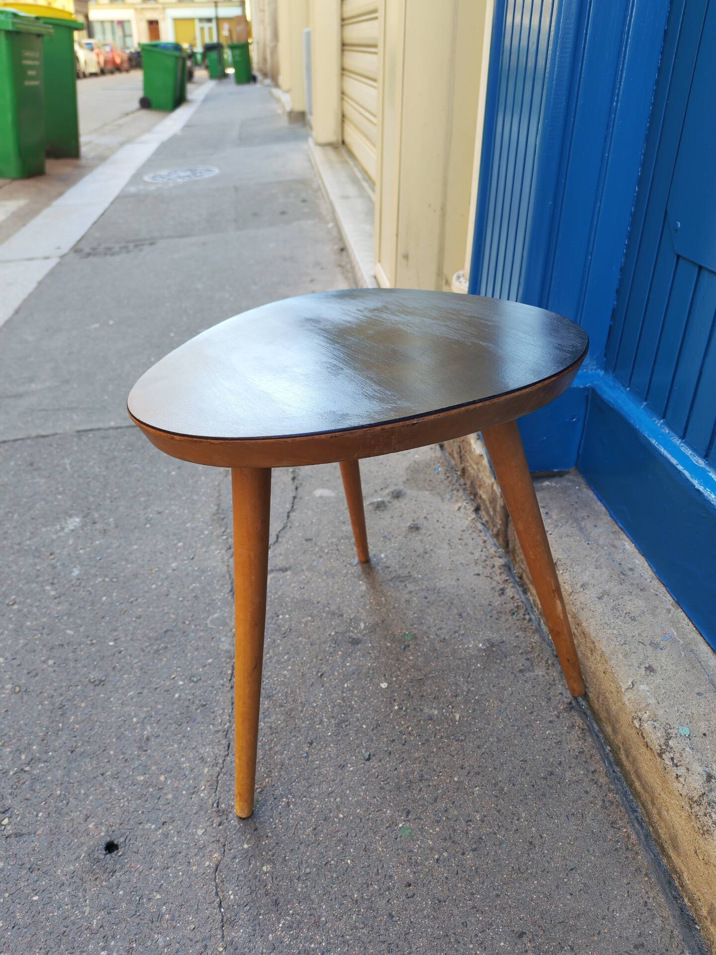 Tripod side table in rockabilly style from the 1960s.