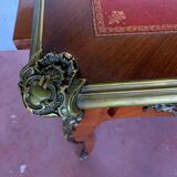 Bureau d'apparat de style Louis XV Dessus de cuir rouge XX siècle