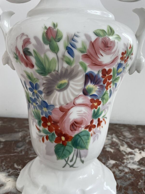 Paire de grands vases d’église XIXe en porcelaine de Paris blanche peinte