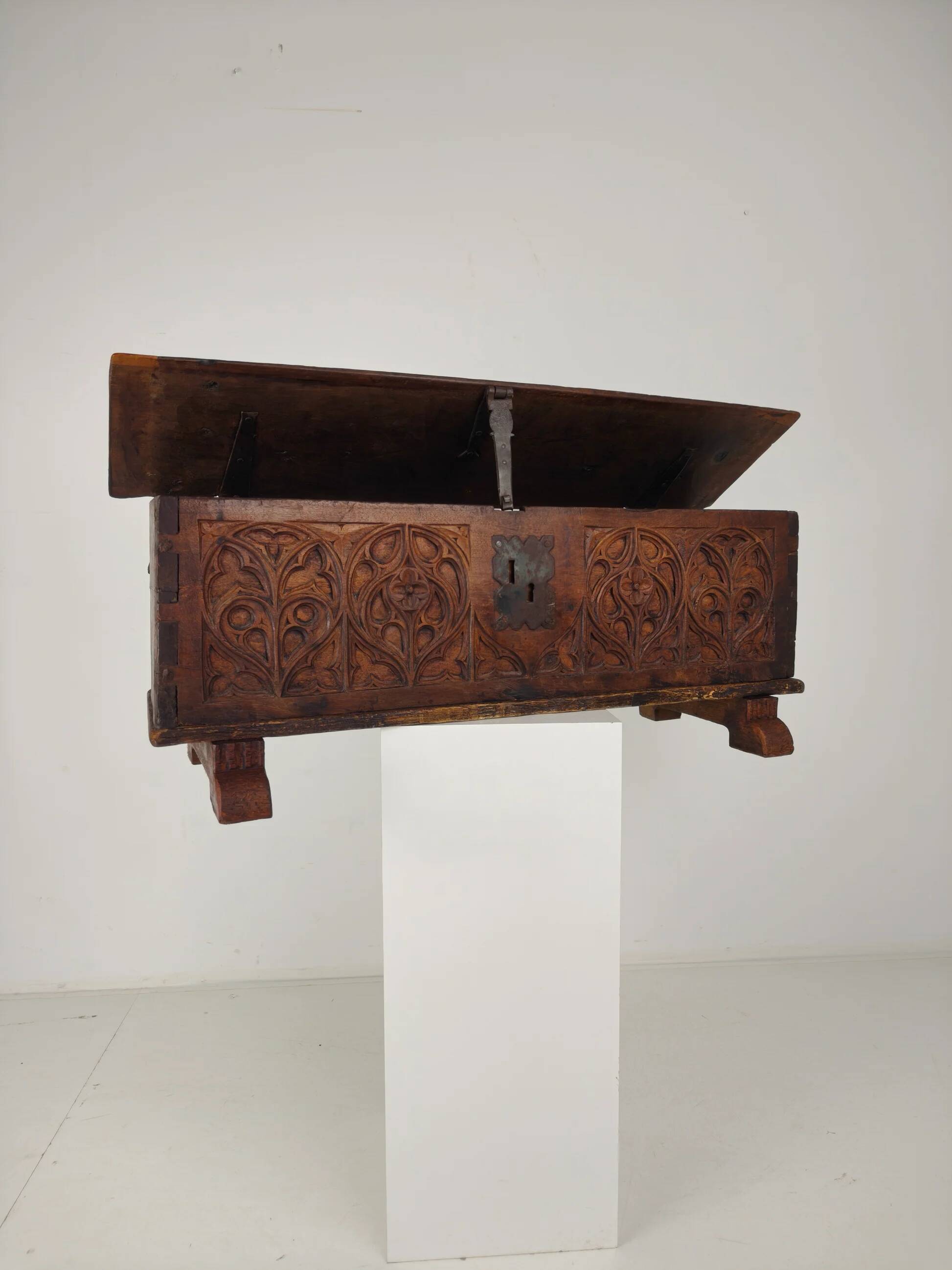 Gothic Spanish chest – 16th late/17th early century