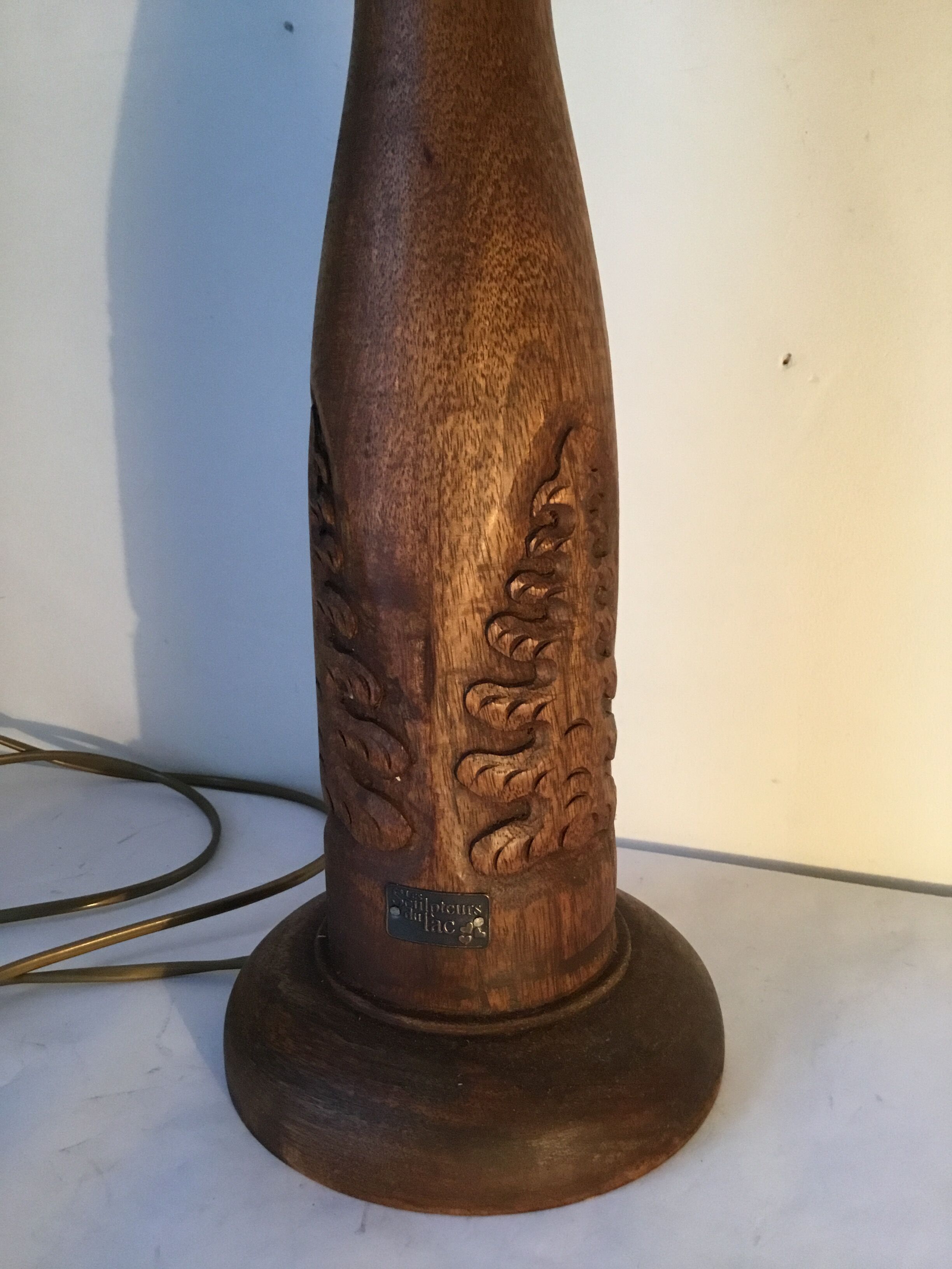 Pied de lampe en bois sculpté