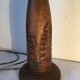 Pied de lampe en bois sculpté