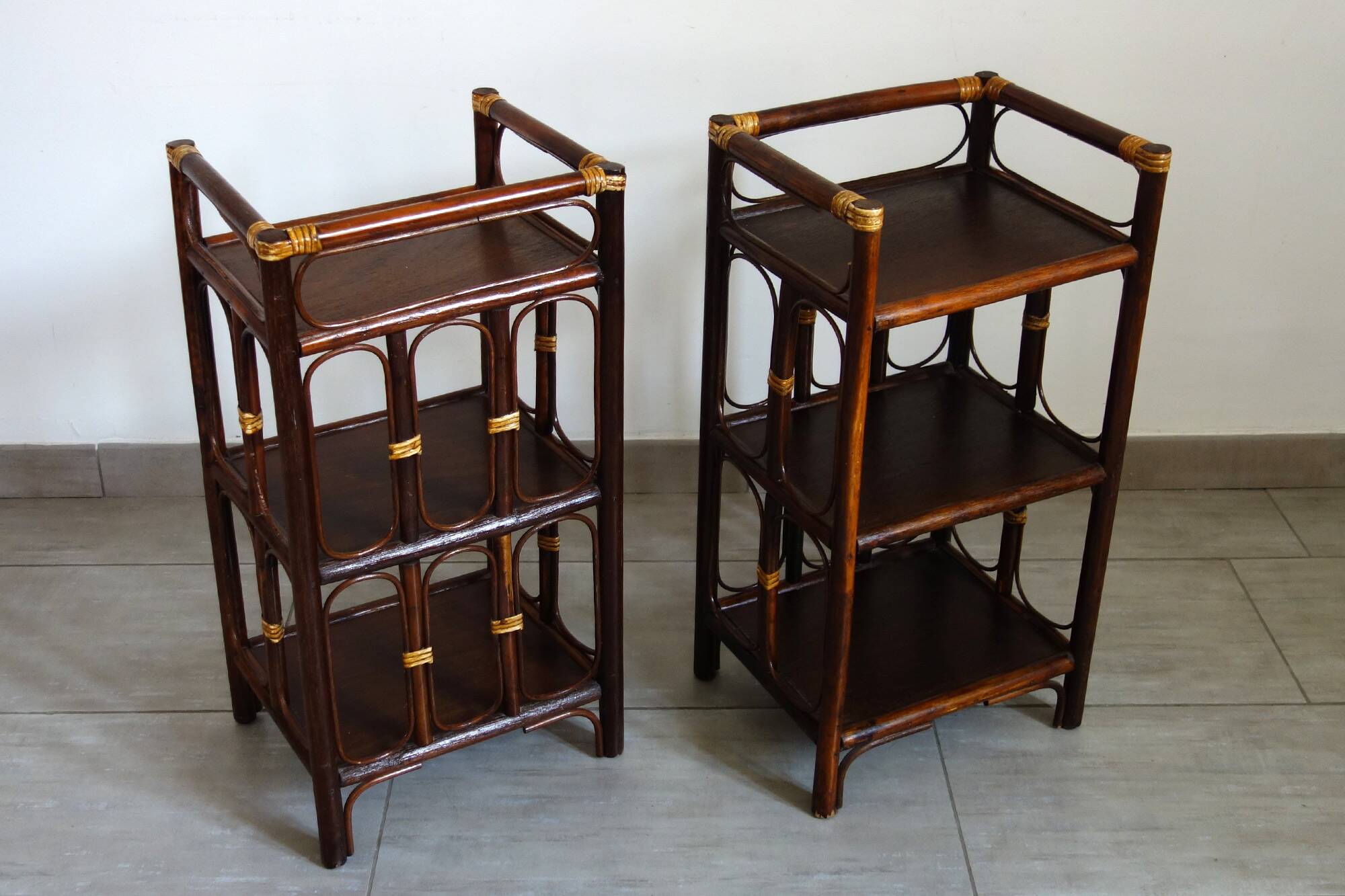 Lot 2 tables d’appoint / de chevet en rotin année 60