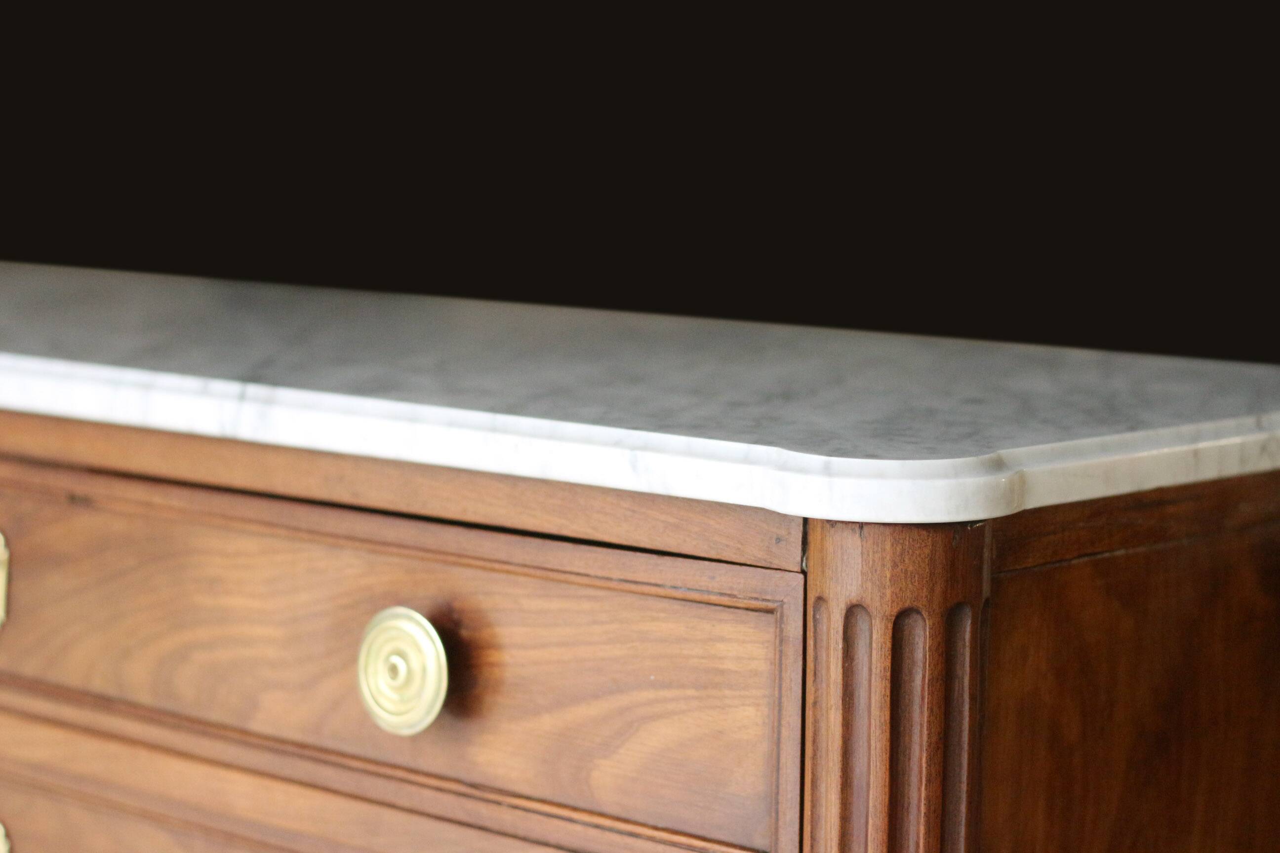 Sumptuous mahogany chiffonier with a secret drawer (circa 1800).
