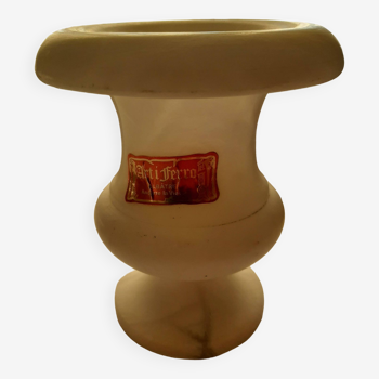 Vase en albâtre avec étiquette