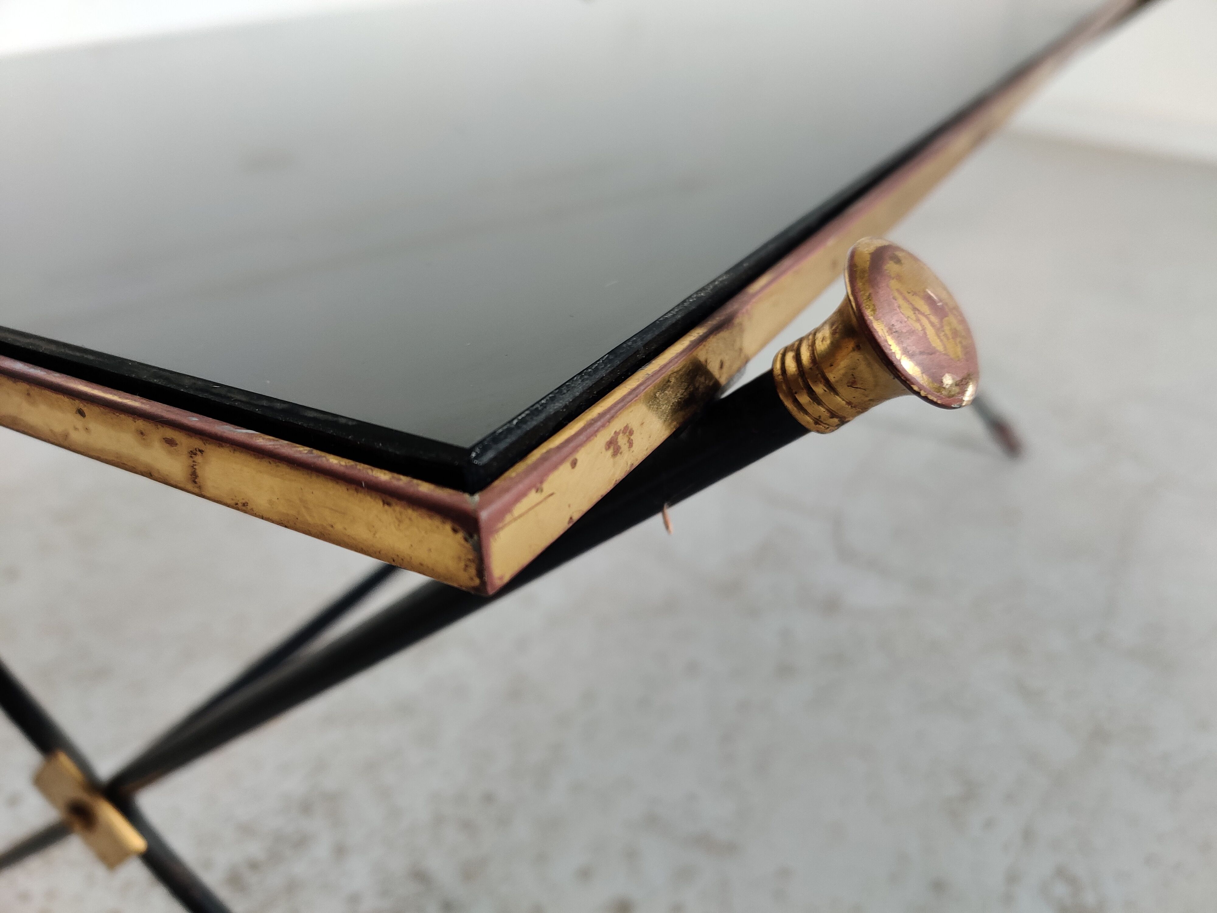 Table basse en laiton et verre