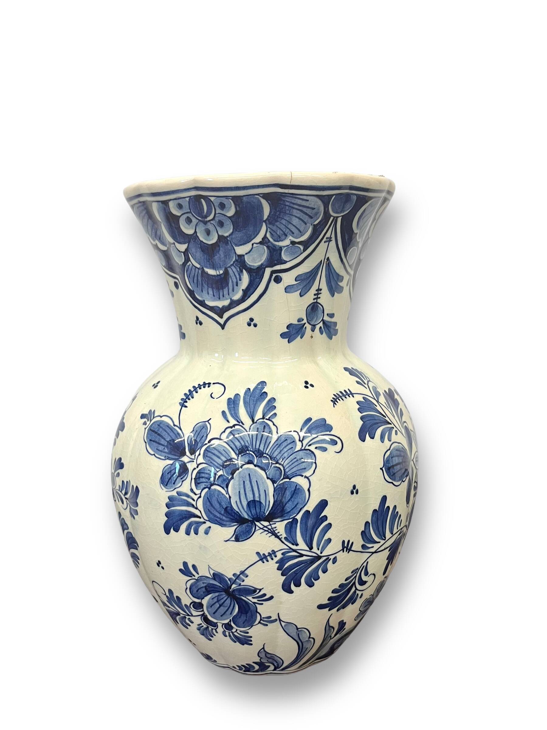 Vase with floral decorations and peacock-delft