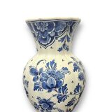 Vase with floral decorations and peacock-delft