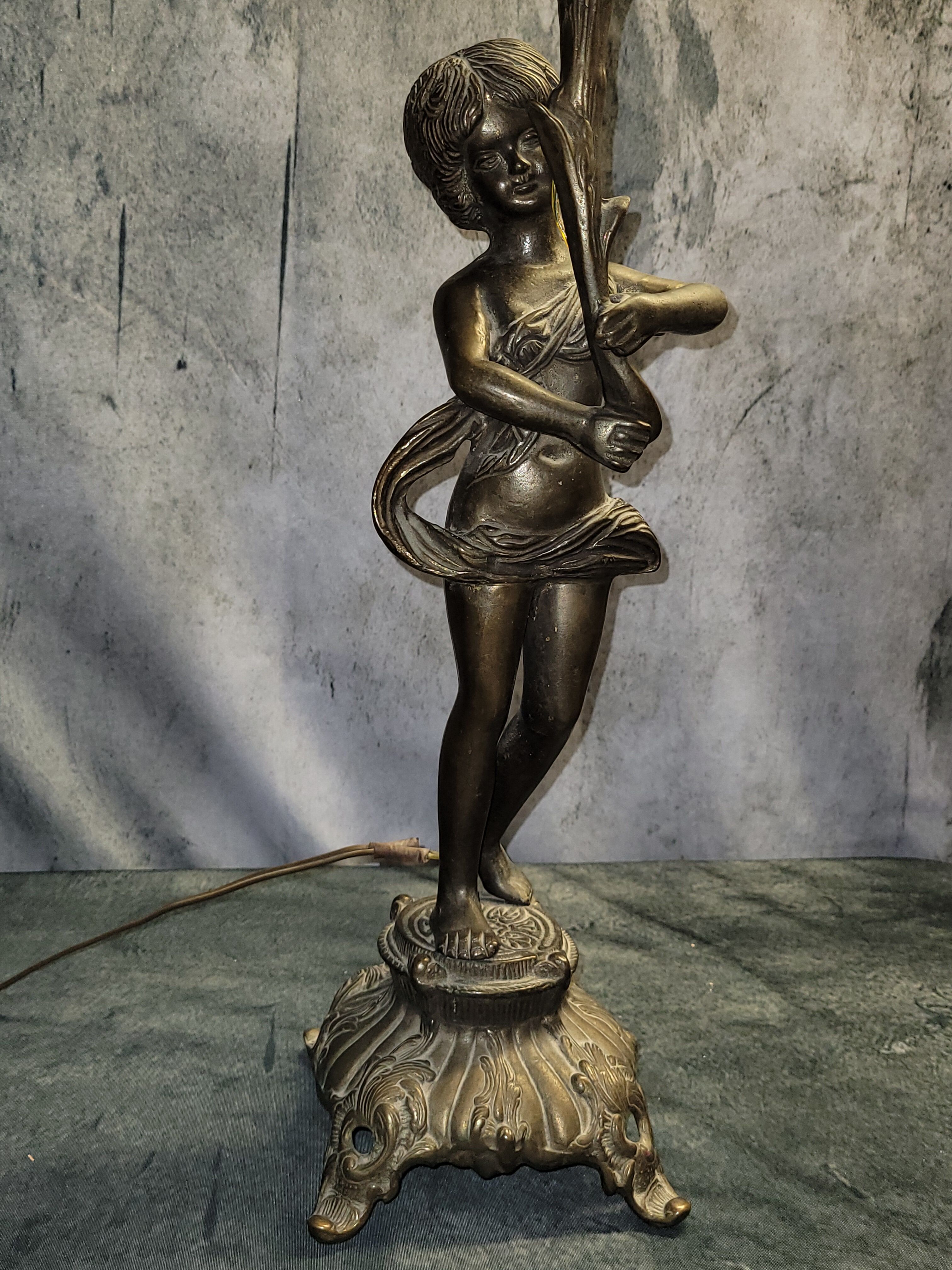 Lampe en Bronze électrifié figurant un rnfant XIXe