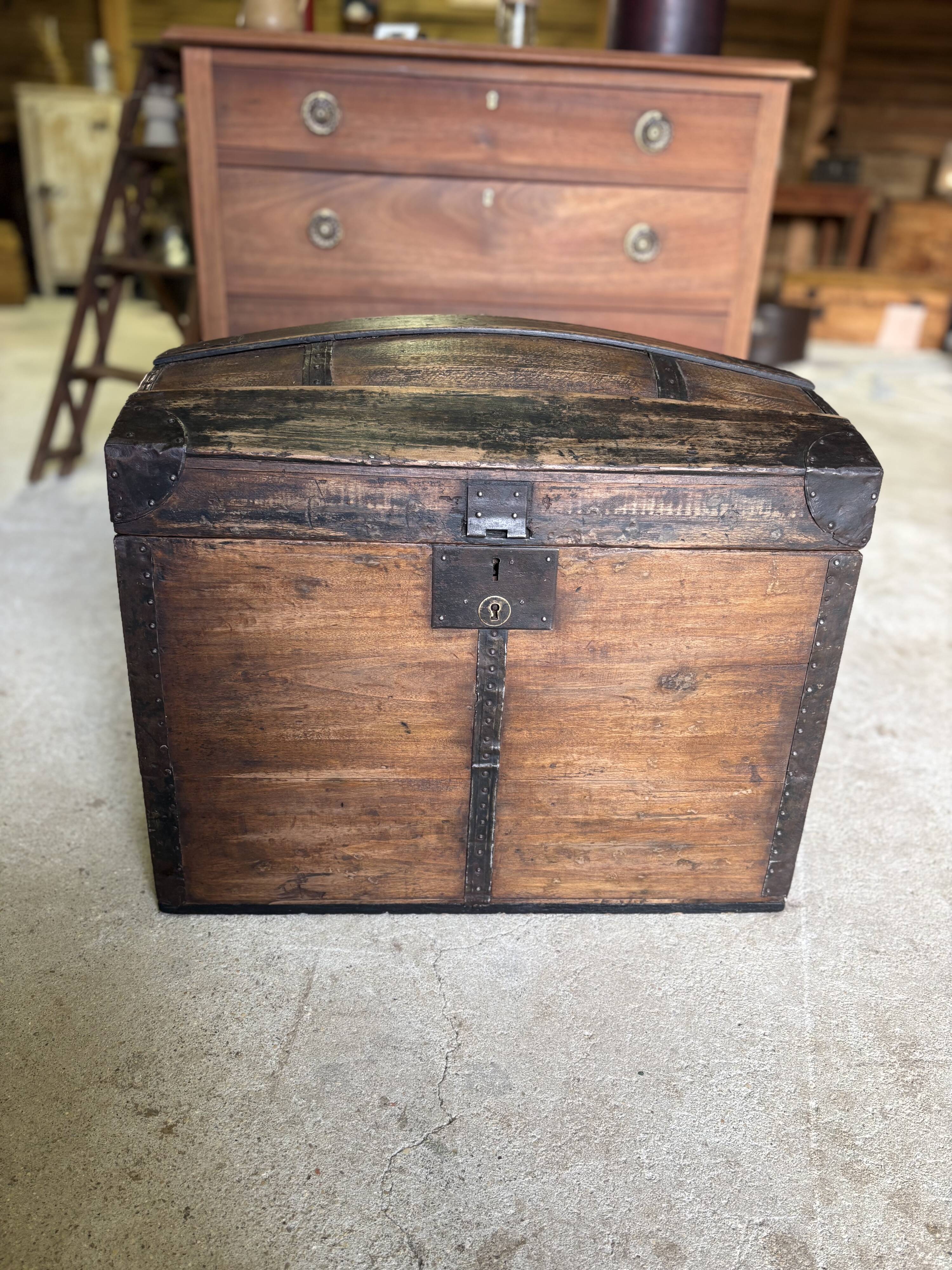 Malle bombée ancienne – rangement & déco vintage