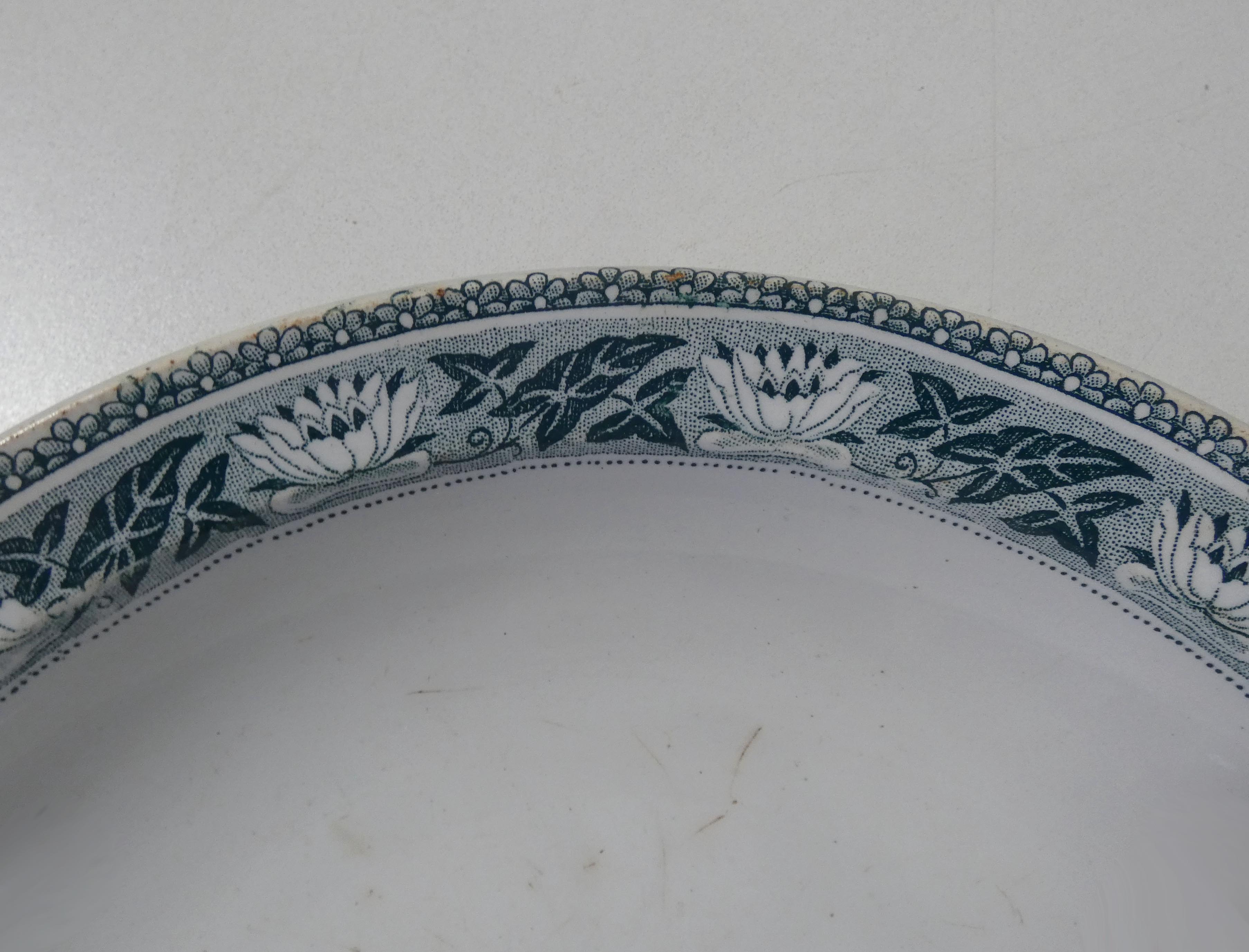 Plate  model lotus, terre de fer