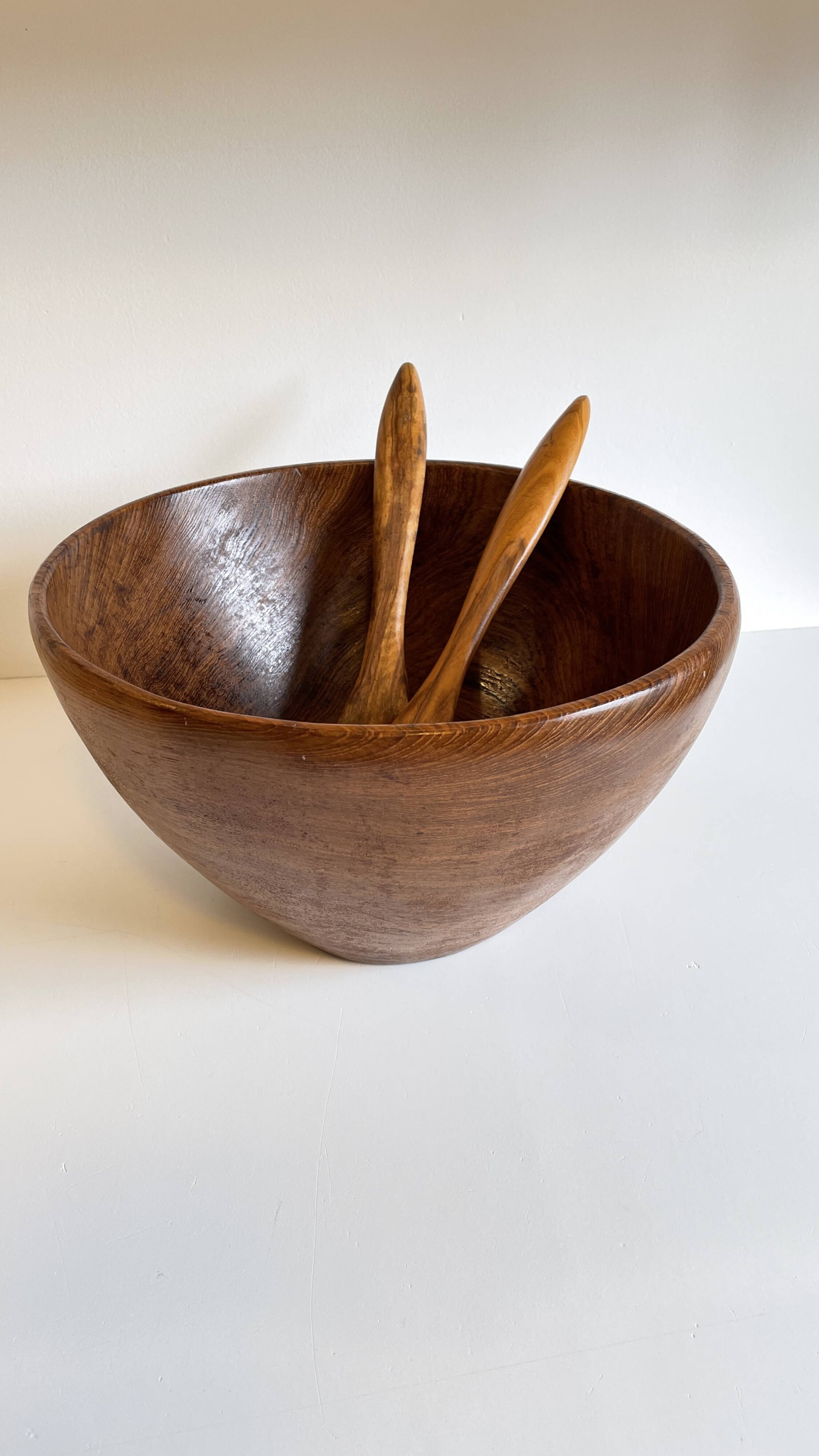 Scandinavian salad bowl in solid teak and cutlery