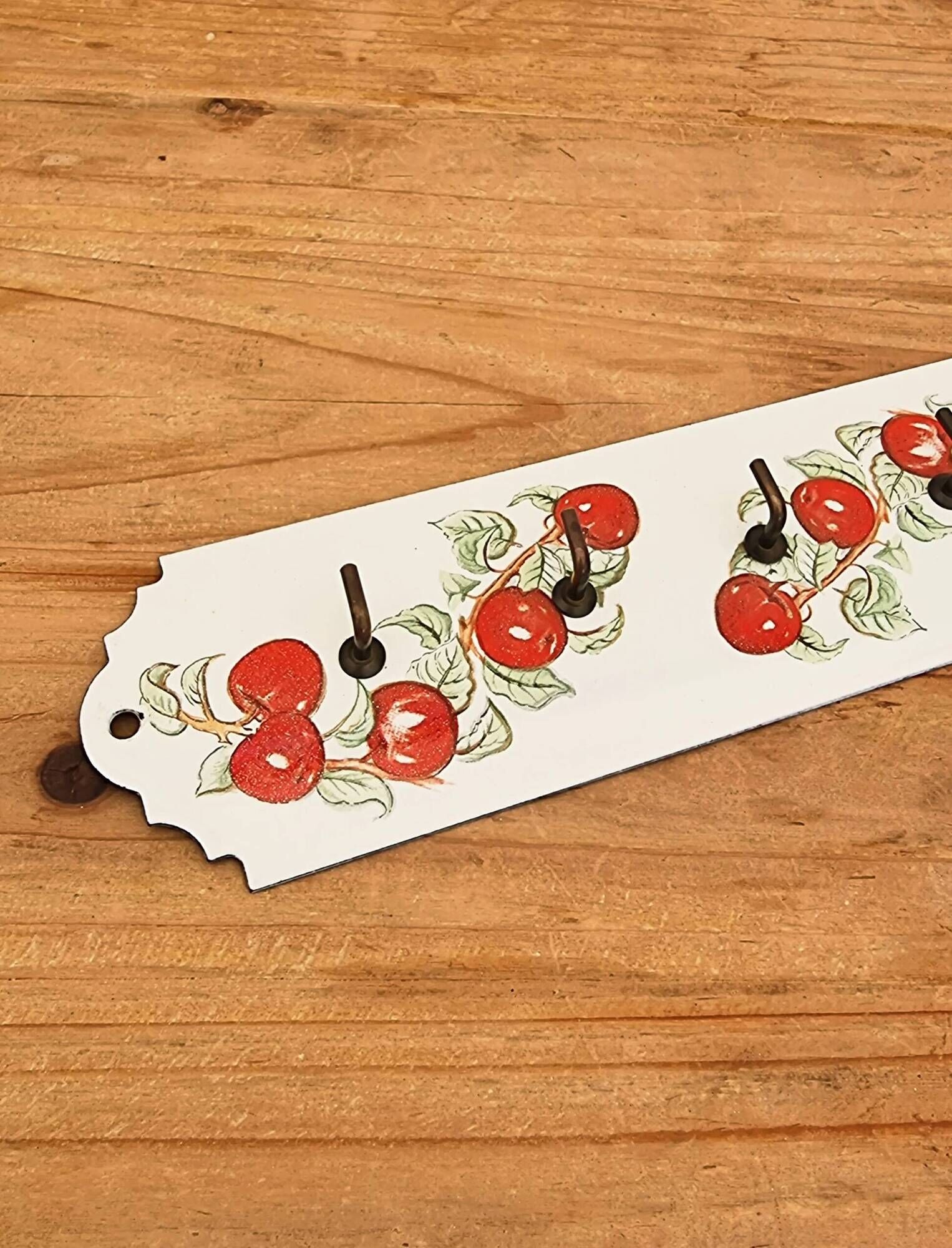Porte torchons mural vintage en tôle émaillée décor cerises