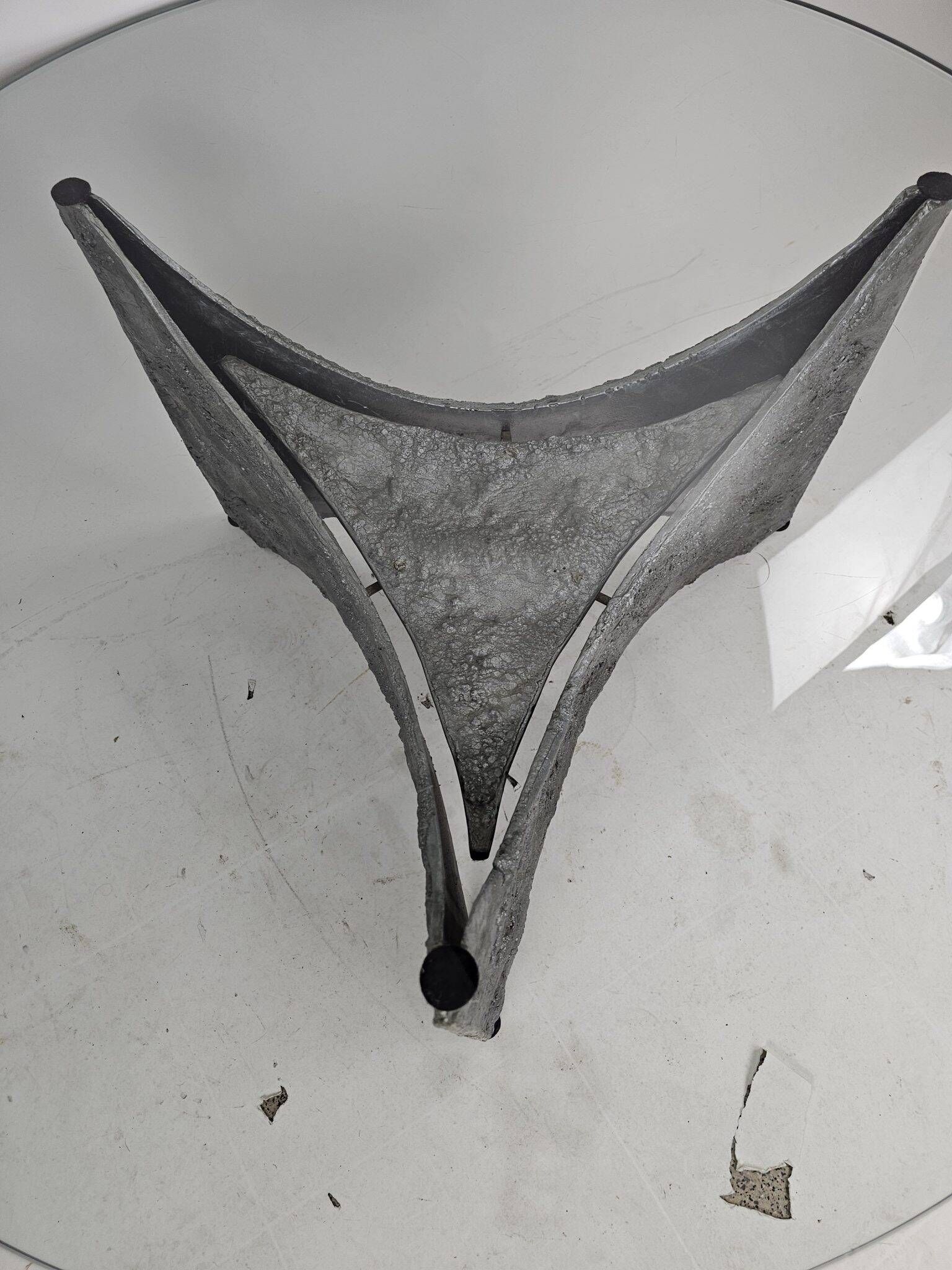 Table basse brutaliste ronde en aluminium coulé avec verre éclairé, années 1970