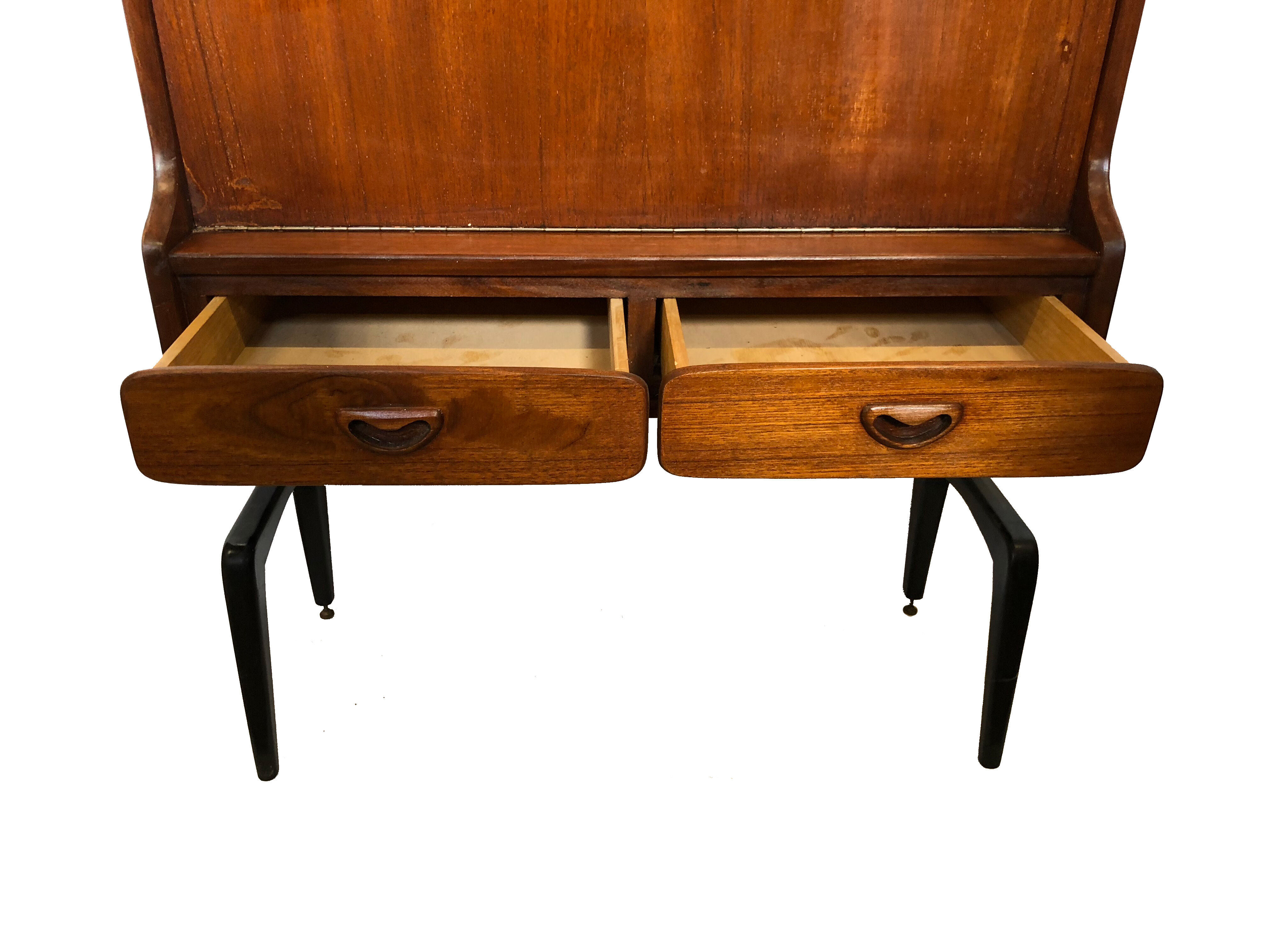 Louis Van Teeffelen writind desk of Webe 60s
