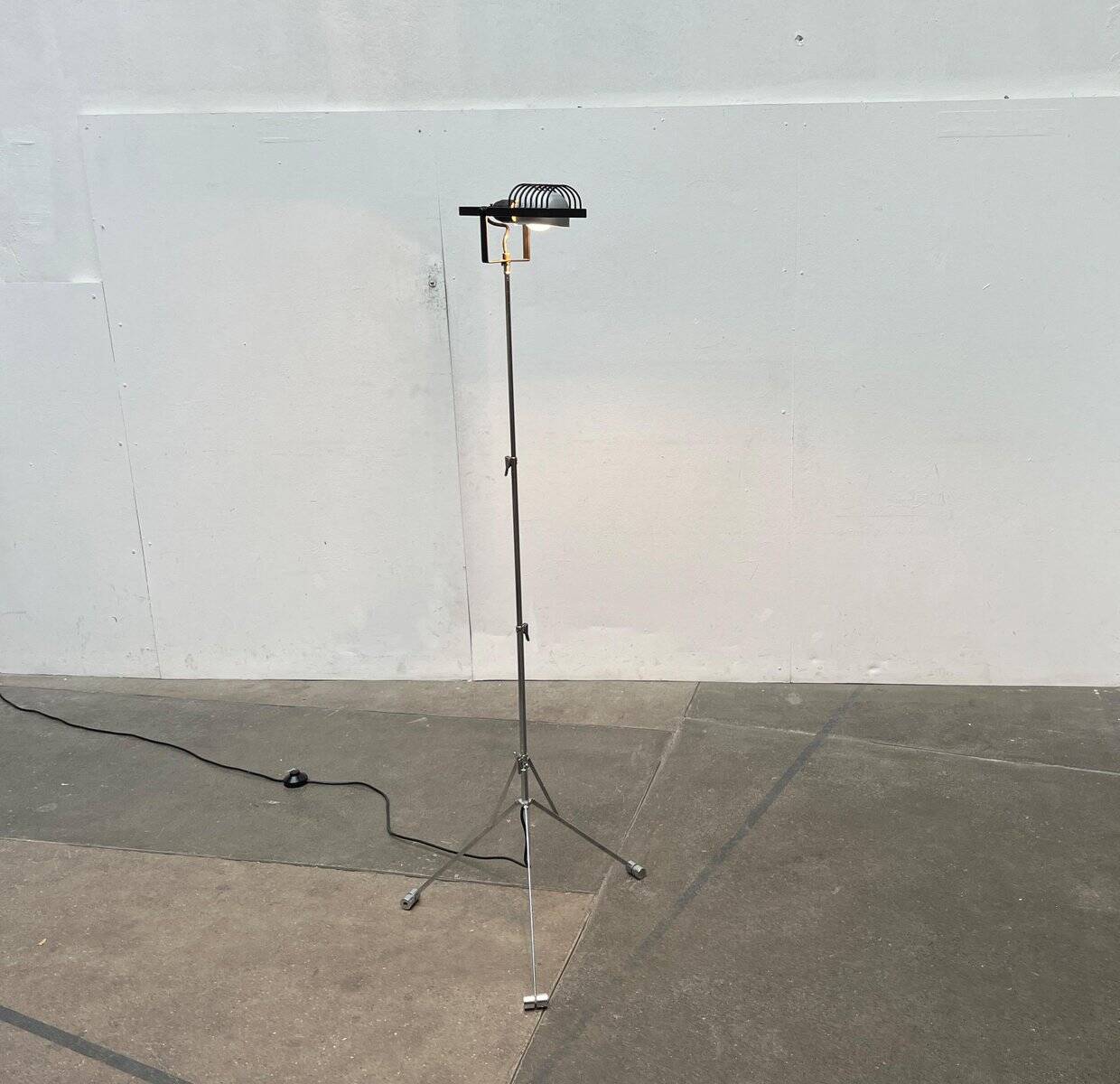 Vintage Italian Sintesi Terra folding floor lamp with tripod by Ernesto Gismondi for Artemide, 1970s.