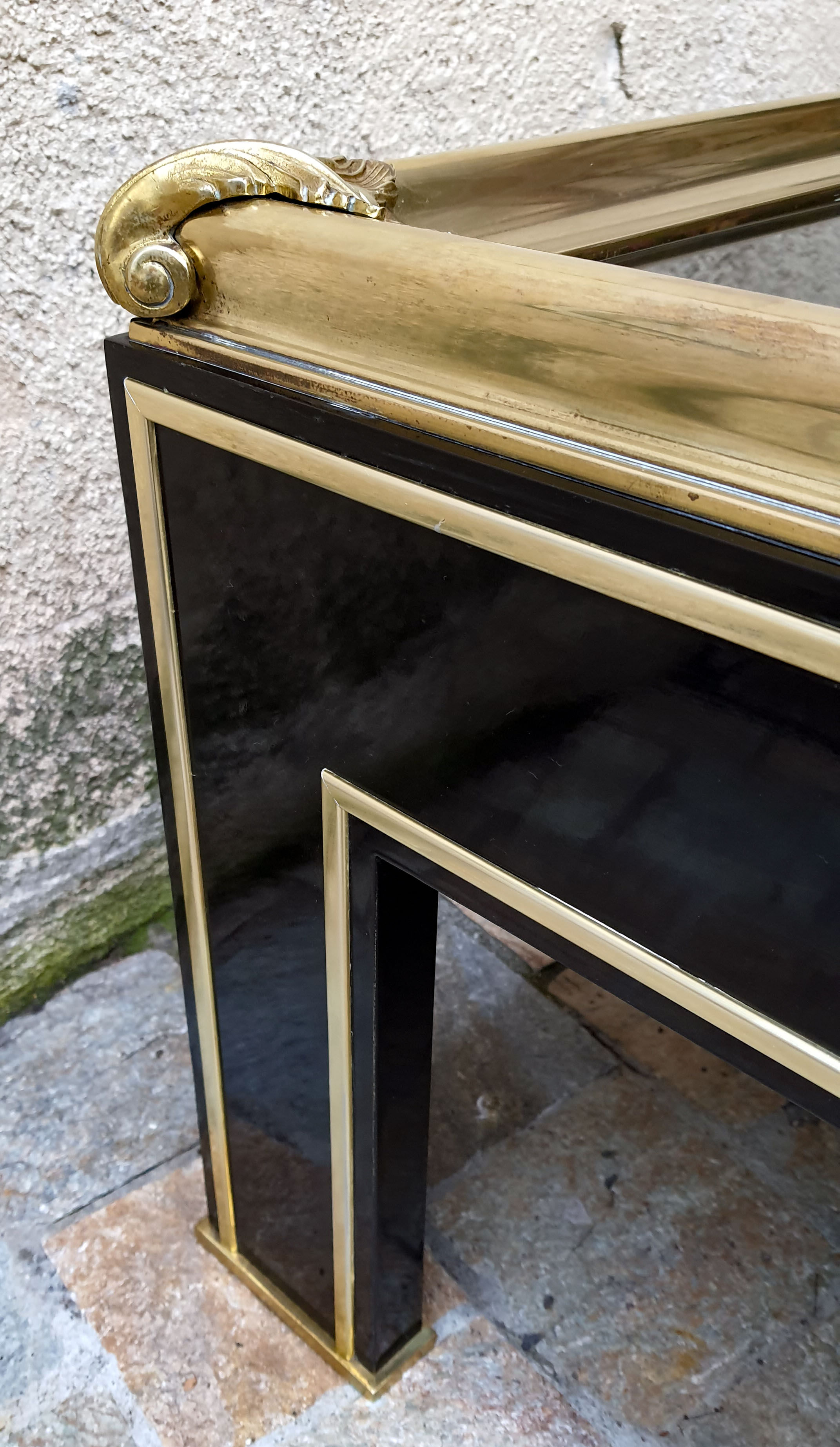Table basse 1980 laquée noire laiton doré et verre 140cm