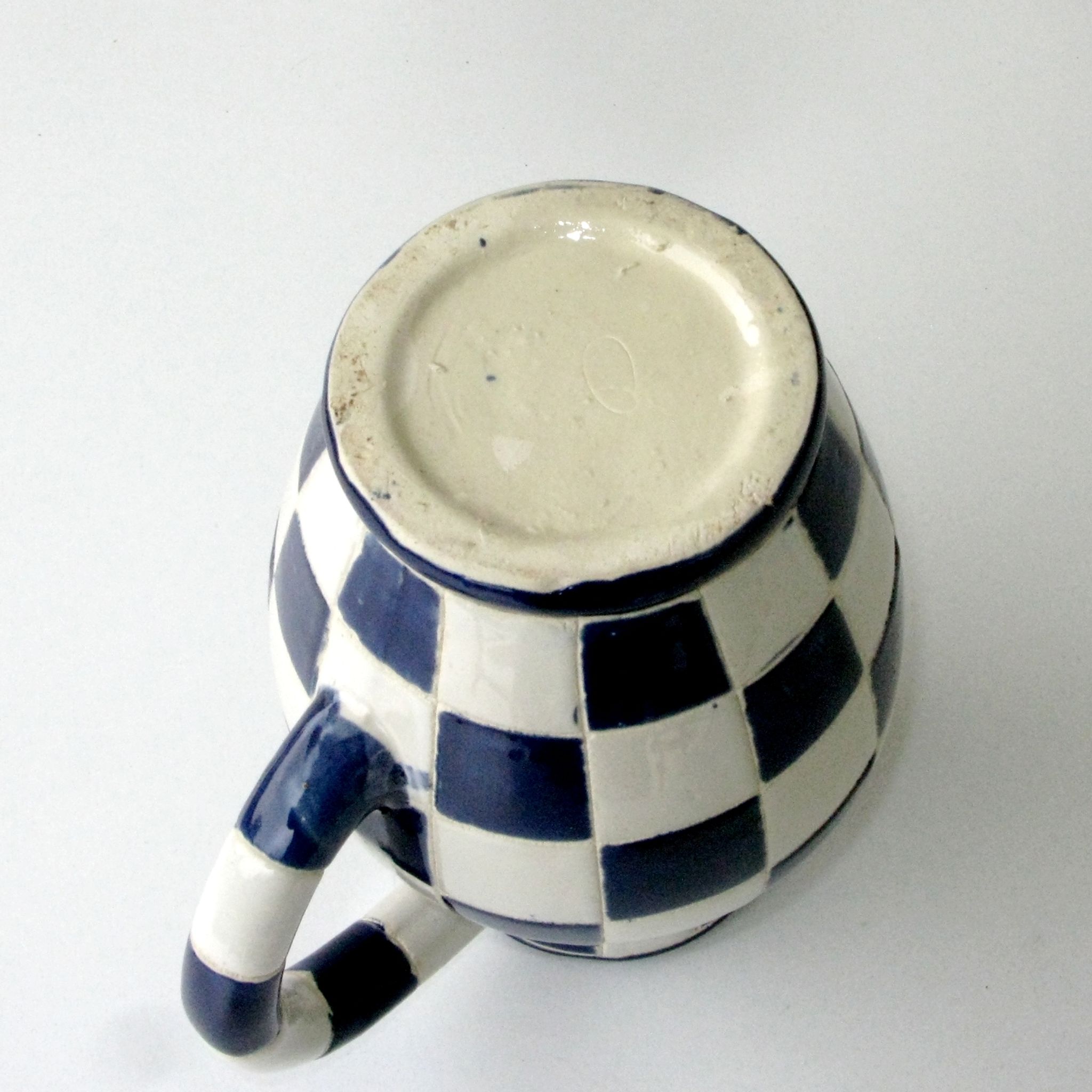 Ancien pichet en faïence à décor Lustucru de fabrication artisanale