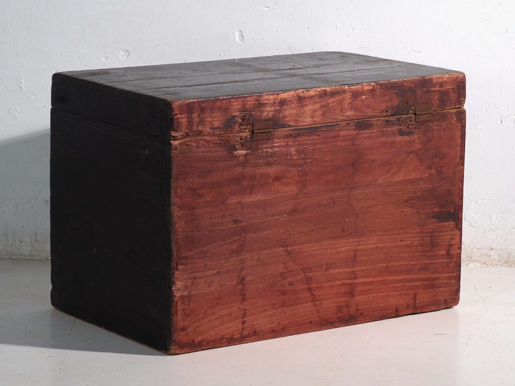 Coffre ancien peint en bois de pin – Chine, vers 1900