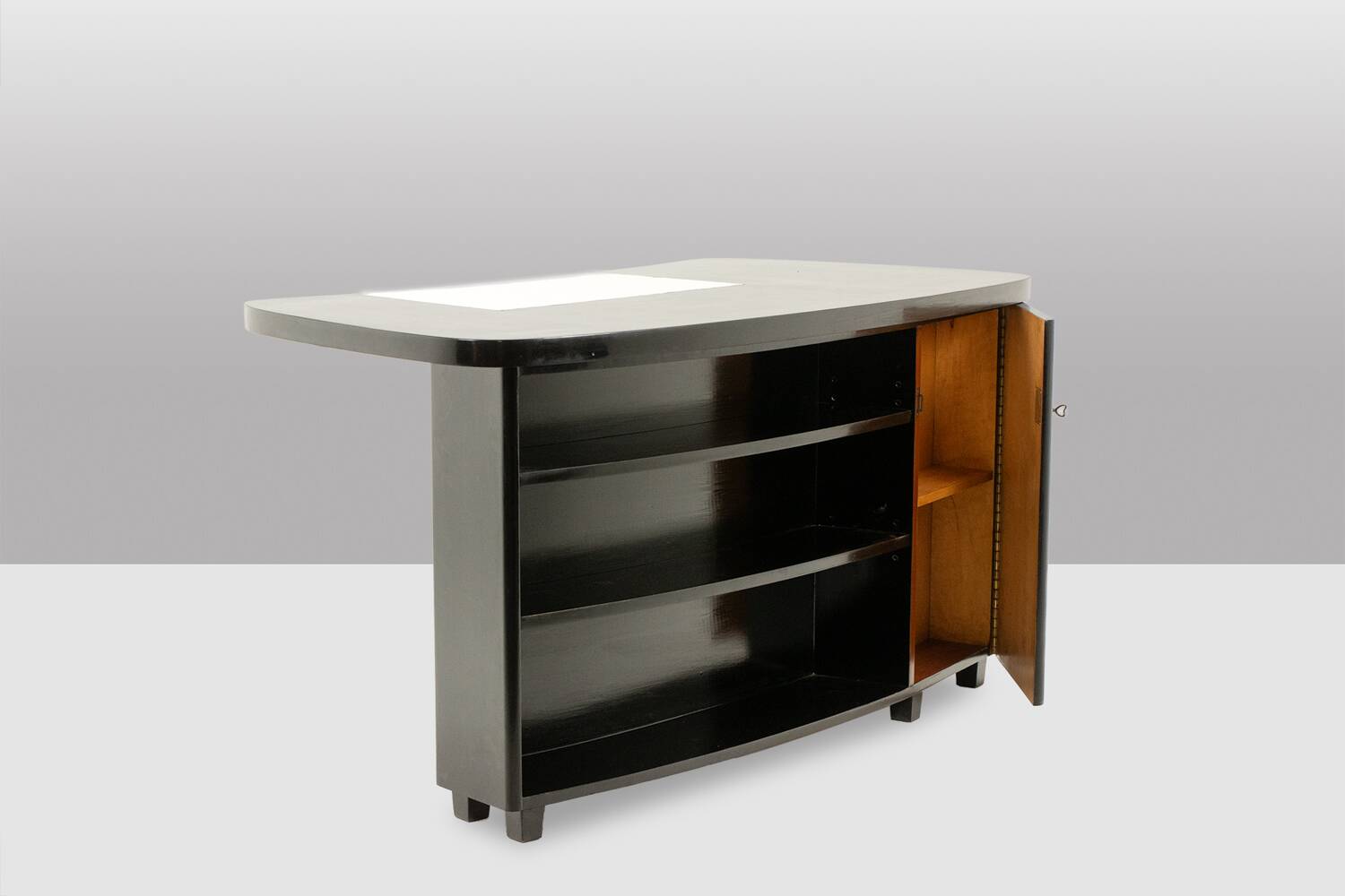 Art Deco kidney-shaped desk, in black lacquered wood. 1930s.