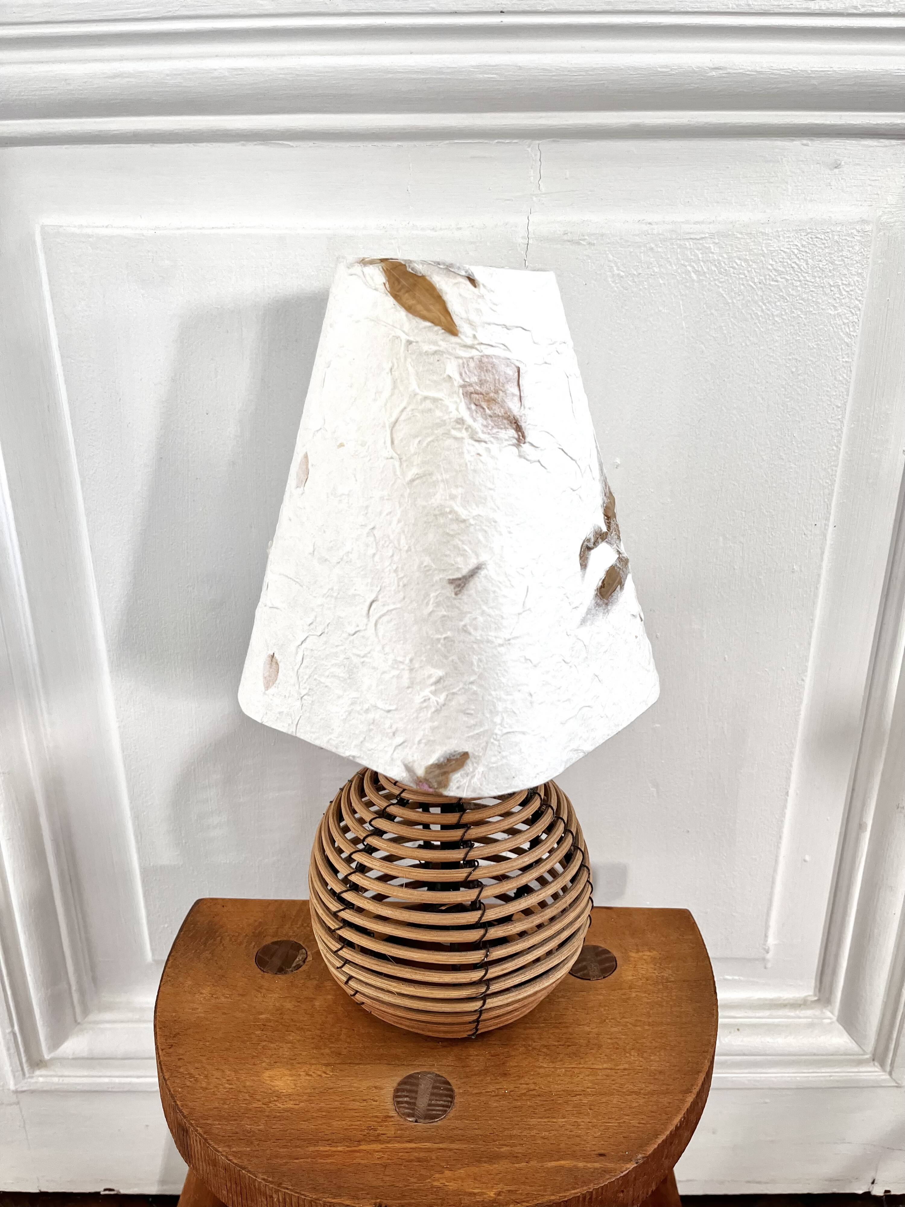 Lampe boule rotin et herbier