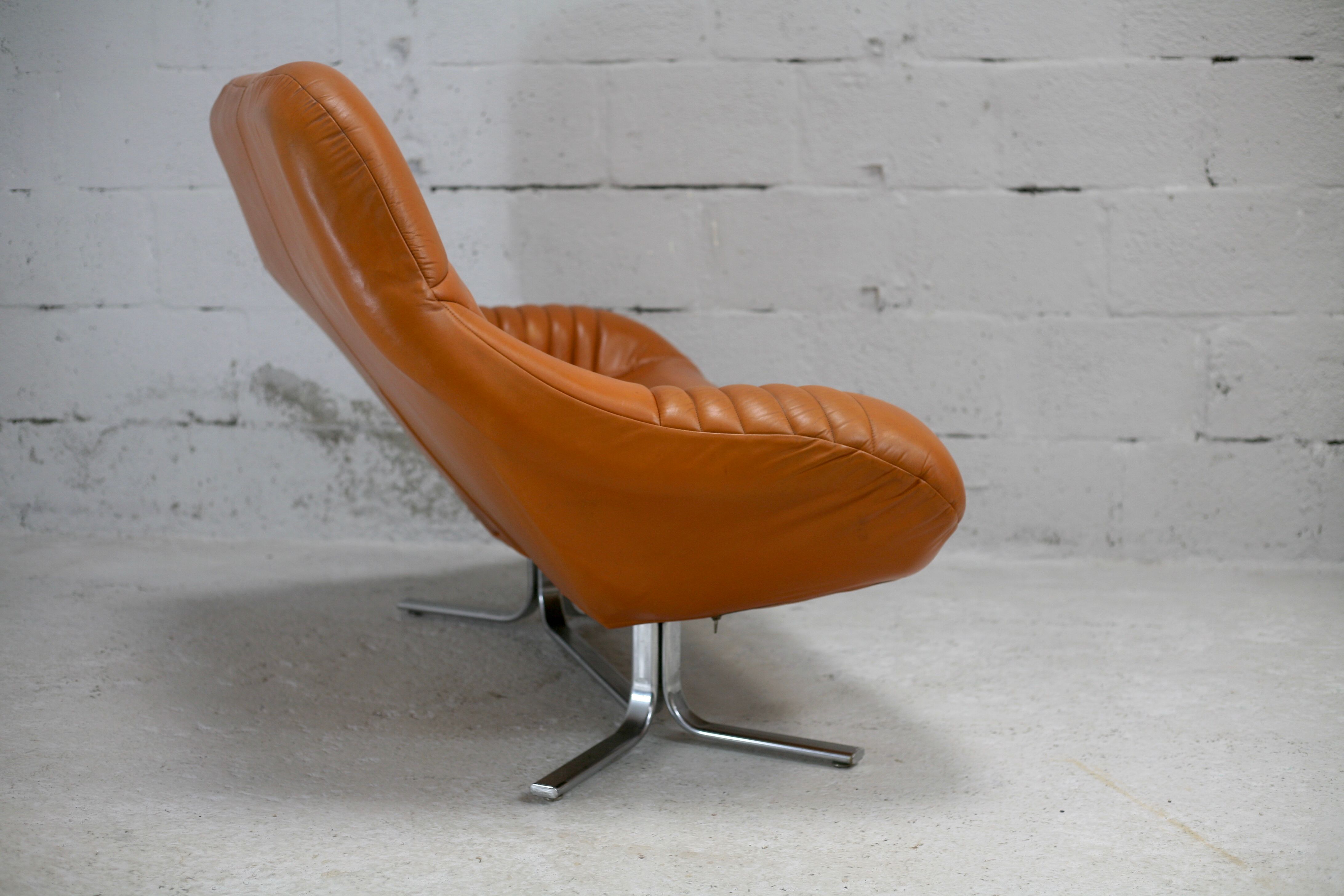 Sofa "space age". Leather, fiberglass, foam, steel. Circa 1970. Orange.