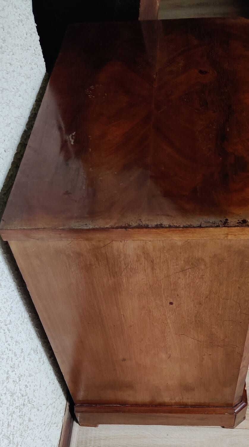 Chest of drawers with 4 drawers, antique furniture.