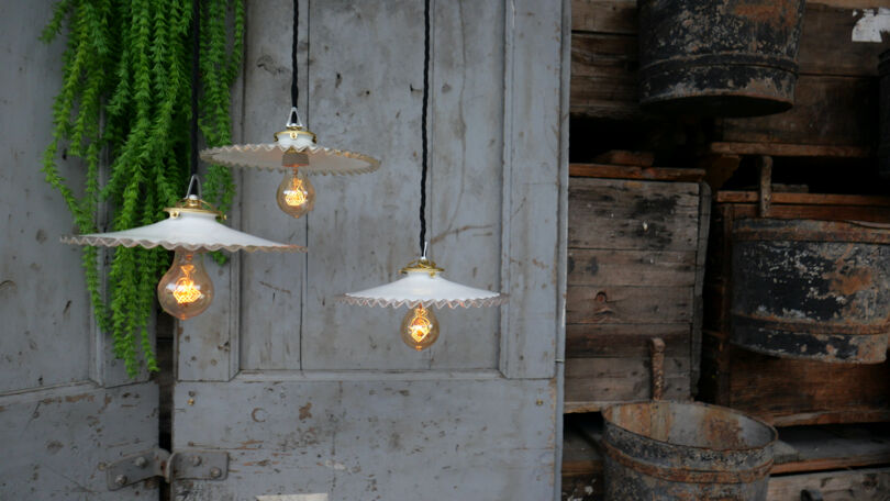 Suspension with lace opaline lampshade