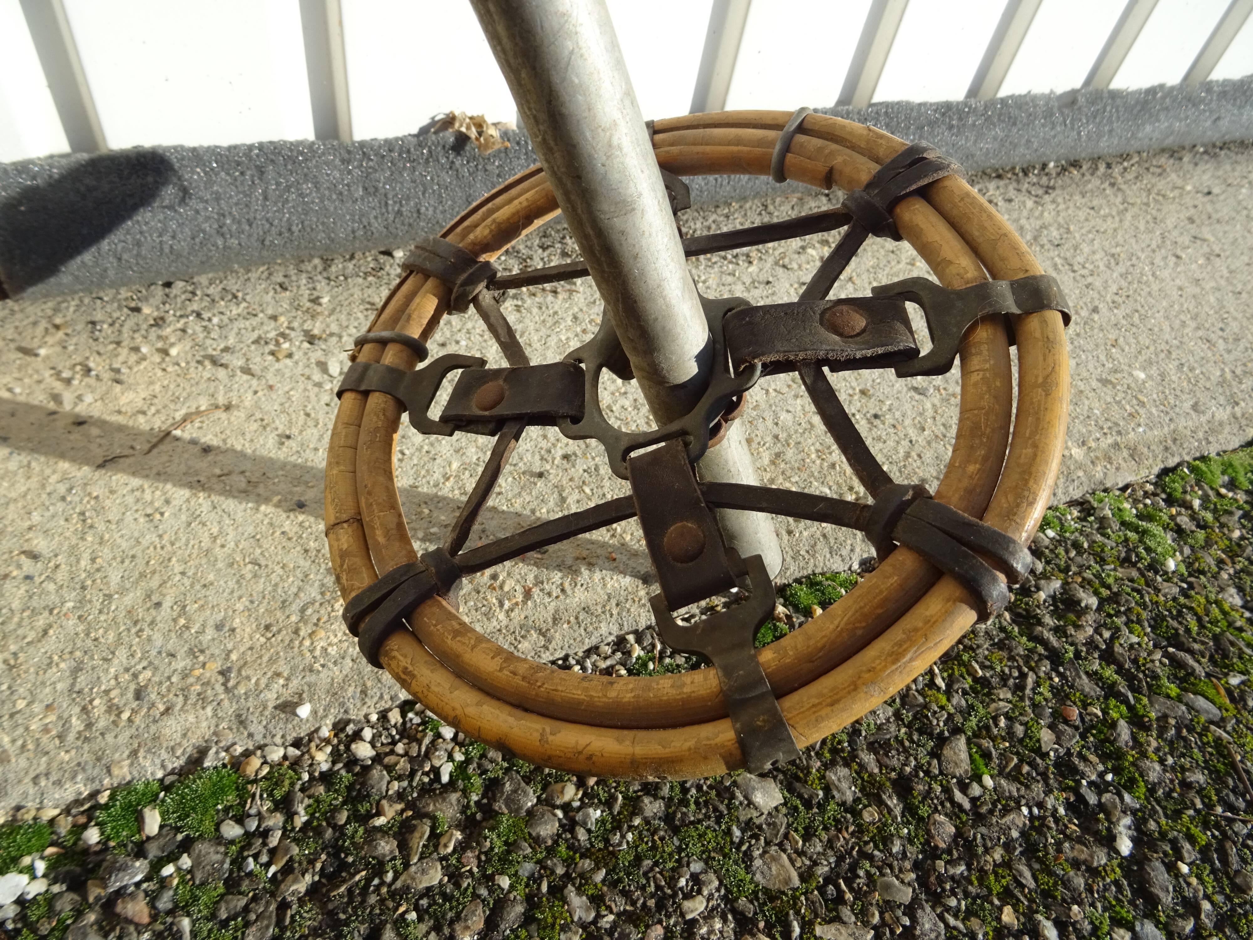 Paire de bâtons de ski ancien cuir et roseau