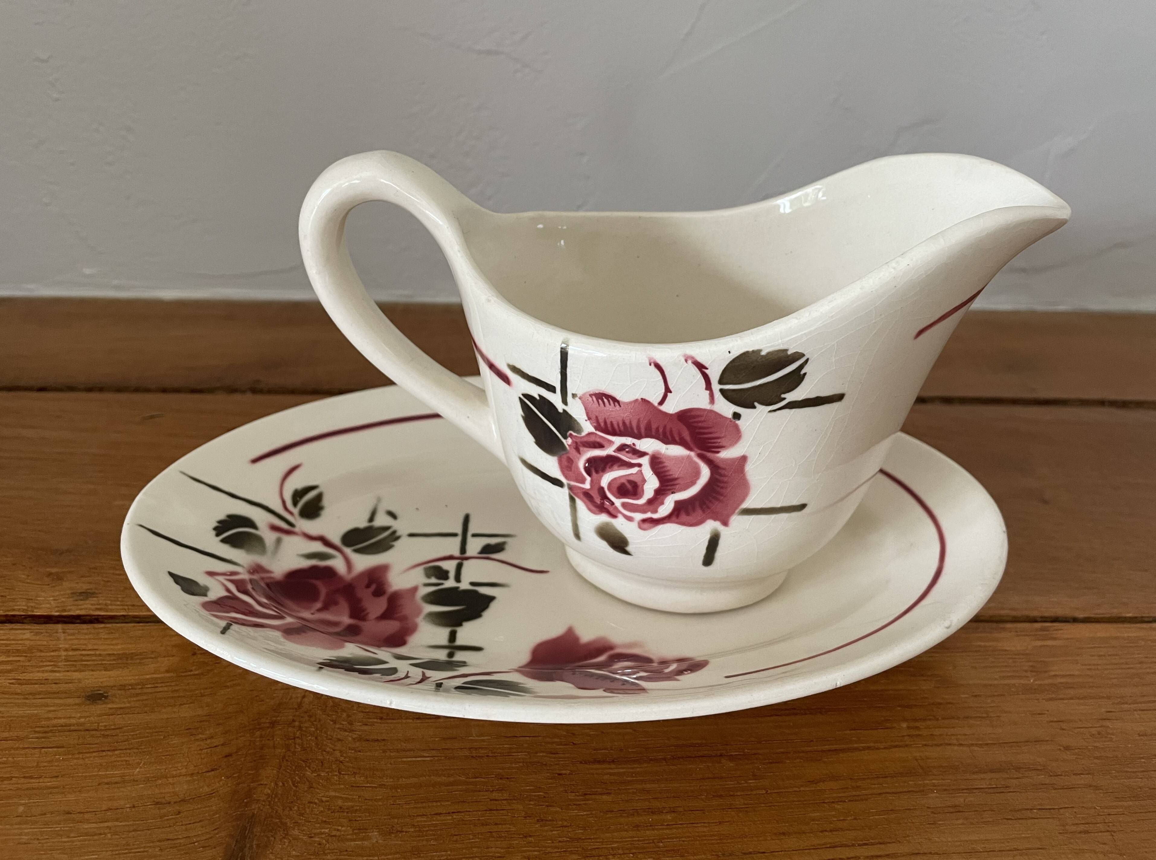 Antique sauce boat in Badonviller earthenware.