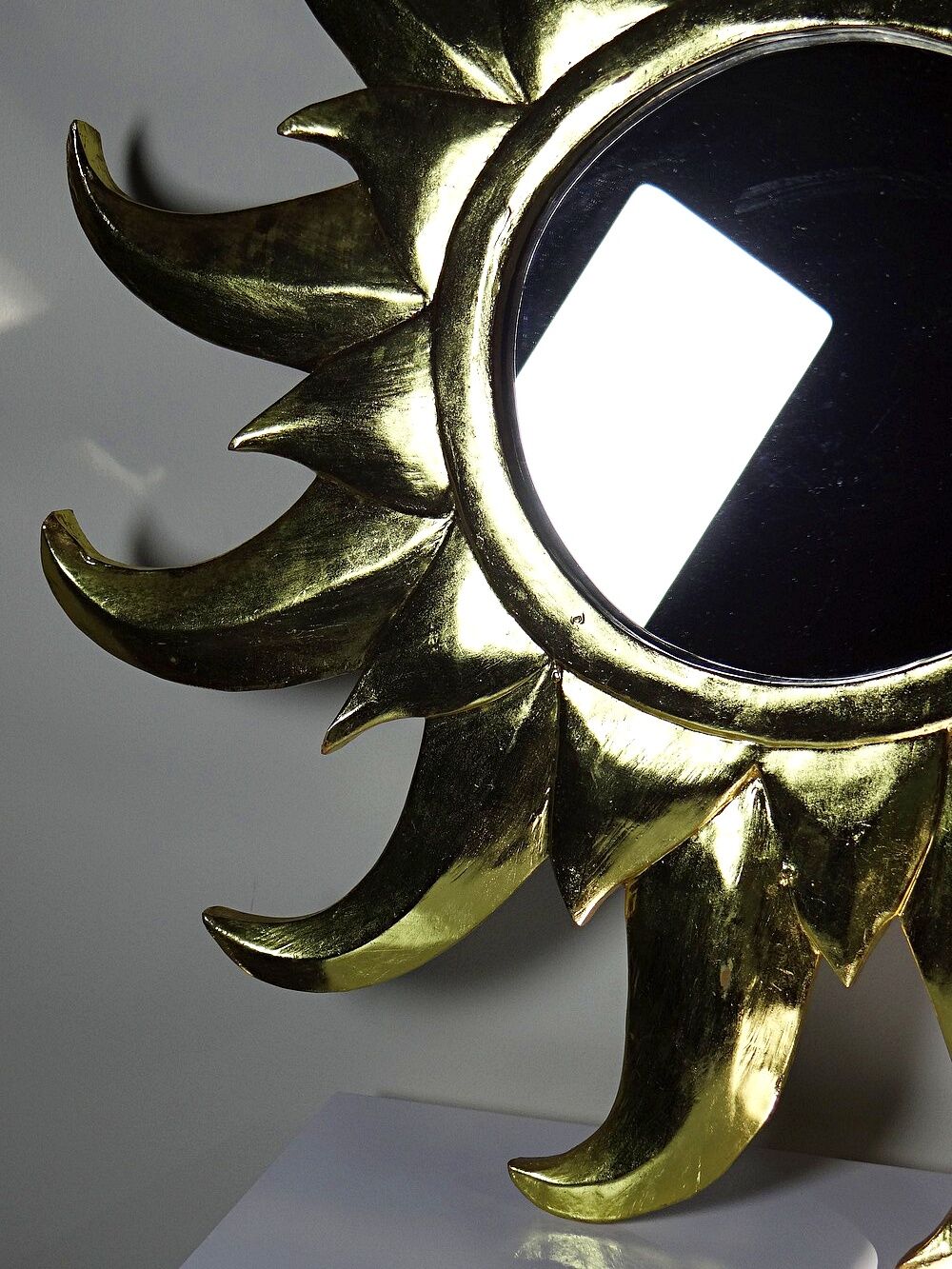 Large handcrafted sun mirror in wood and gilded stucco with gold leaf from the 1970s-80s.