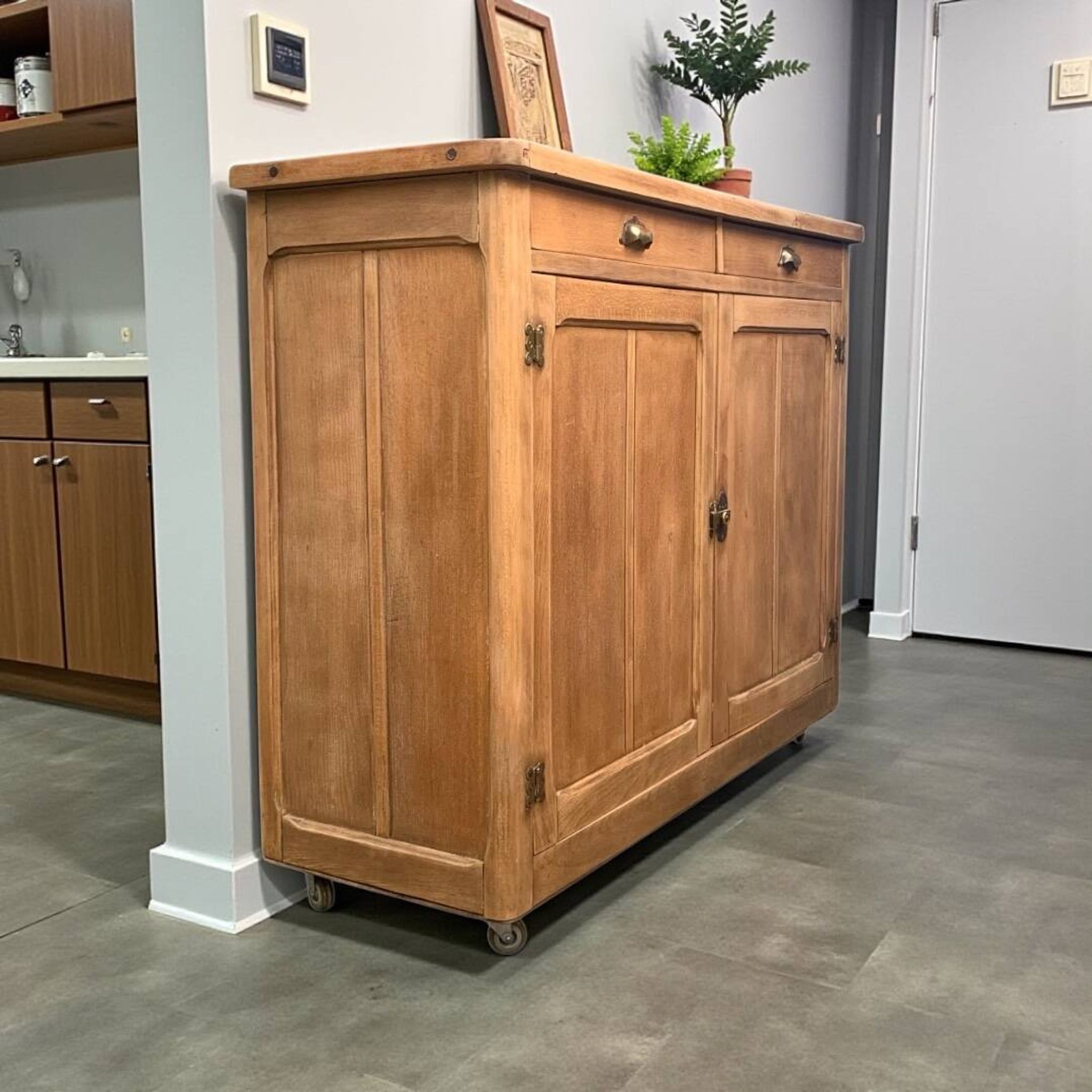 Grand Parisian buffet with billot and butterfly hinges, raw wood, 1930.