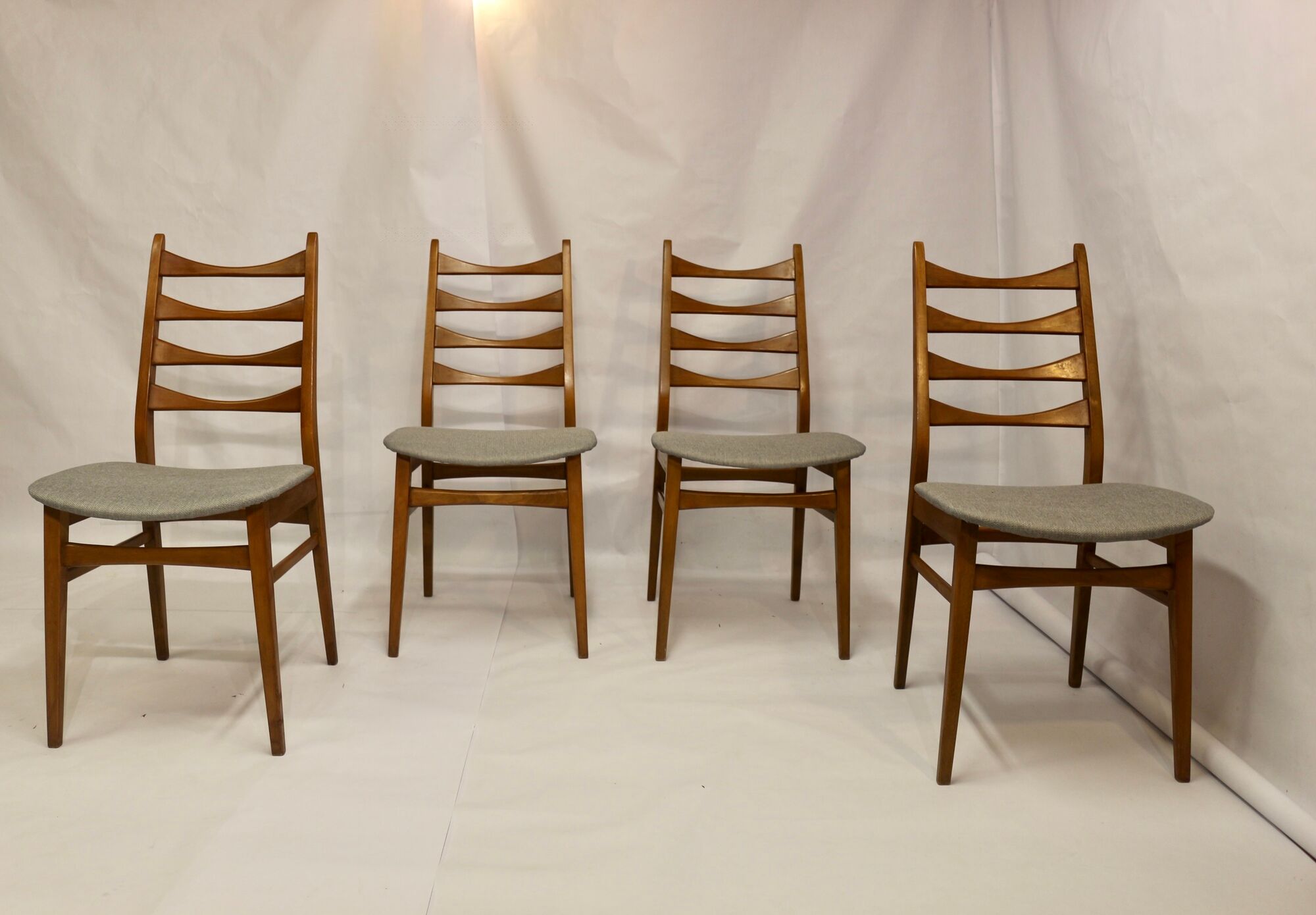 Set of 4 Scandinavian chairs year 50-60 restored anti-stain fabric gray cloud.