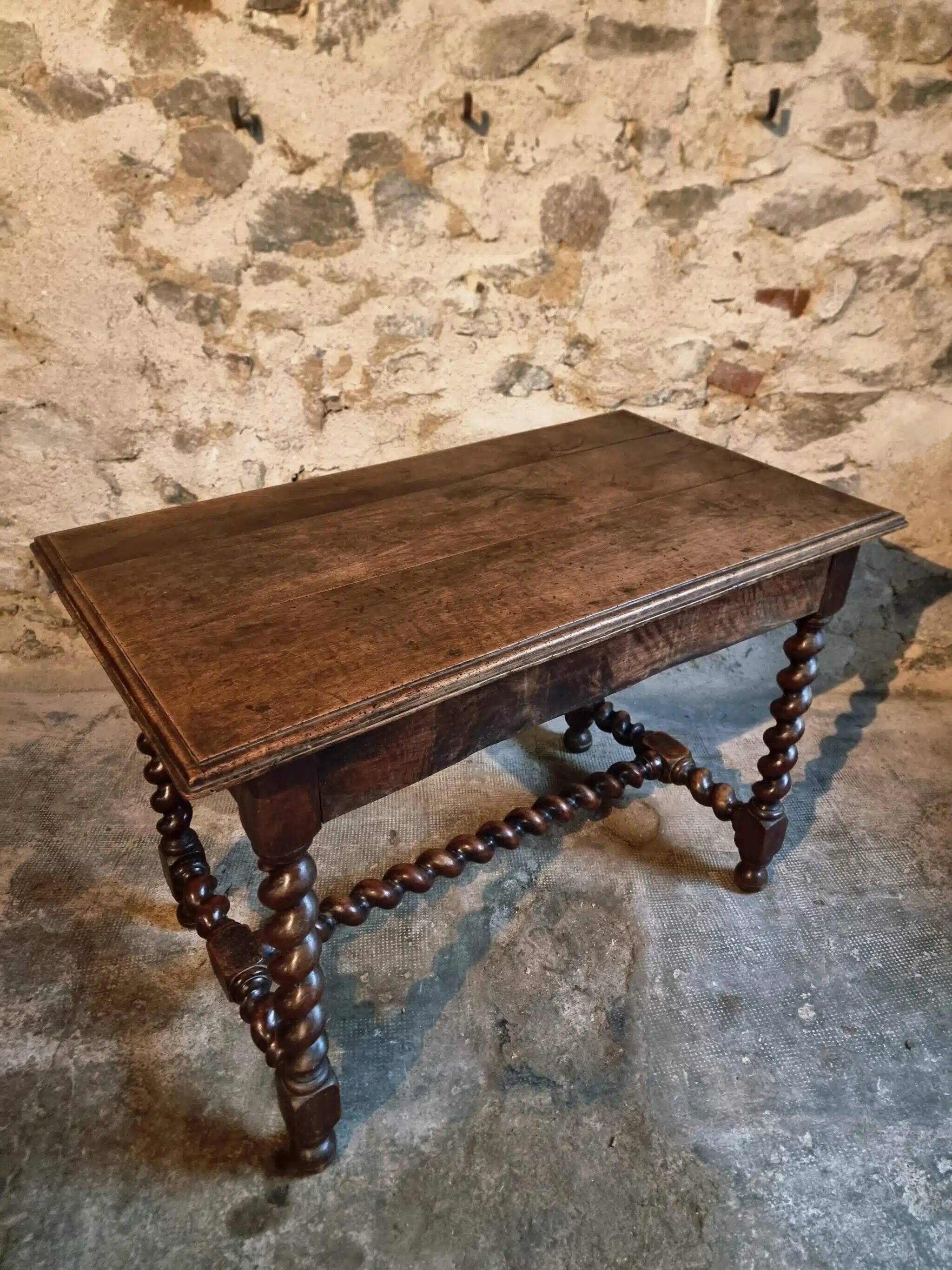 Table française en noyer avec pieds torsadés, fin du XIXe siècle