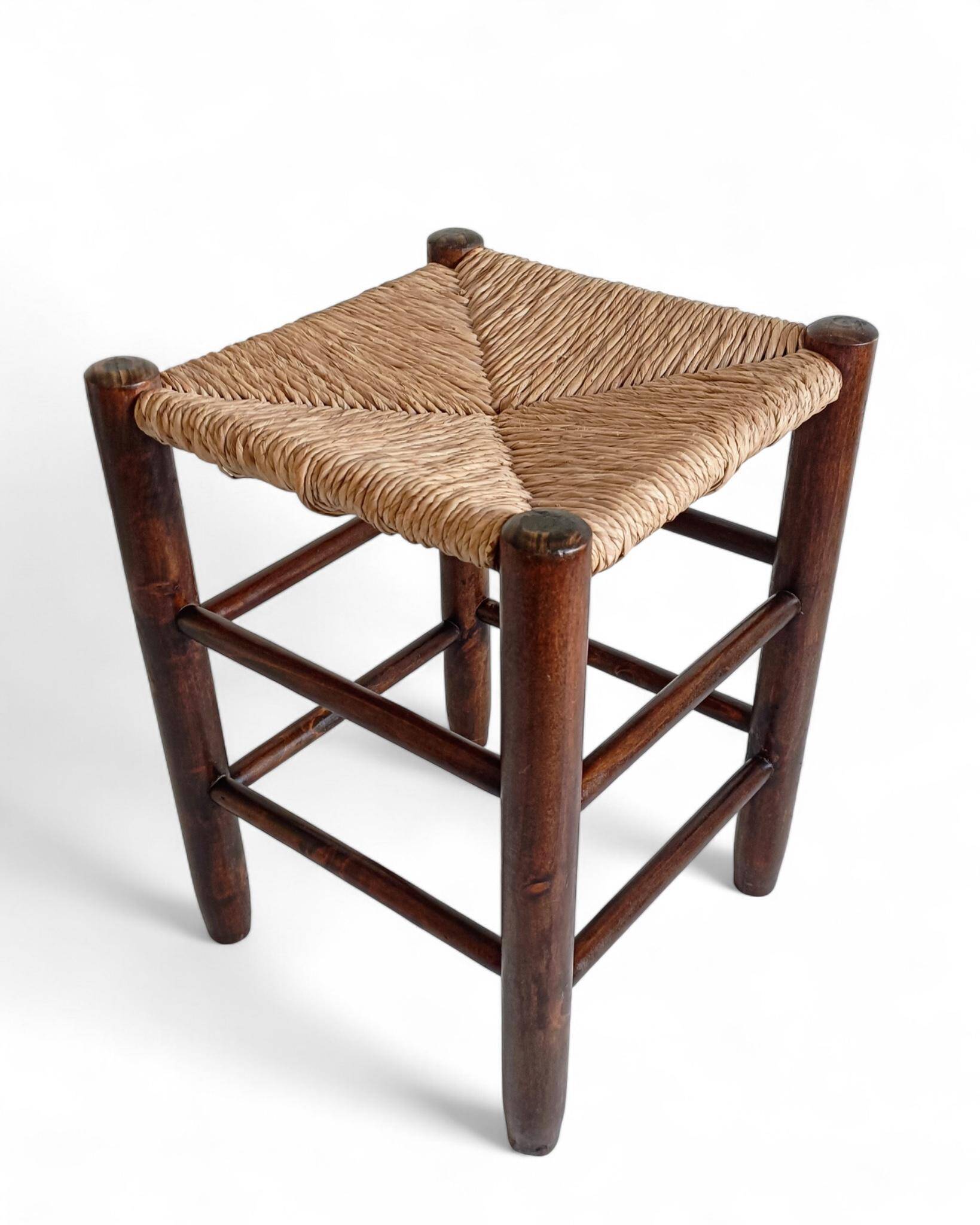 Style Charlotte Perriand, paire de tabourets en bois rustique et paille, France, vers 1950.