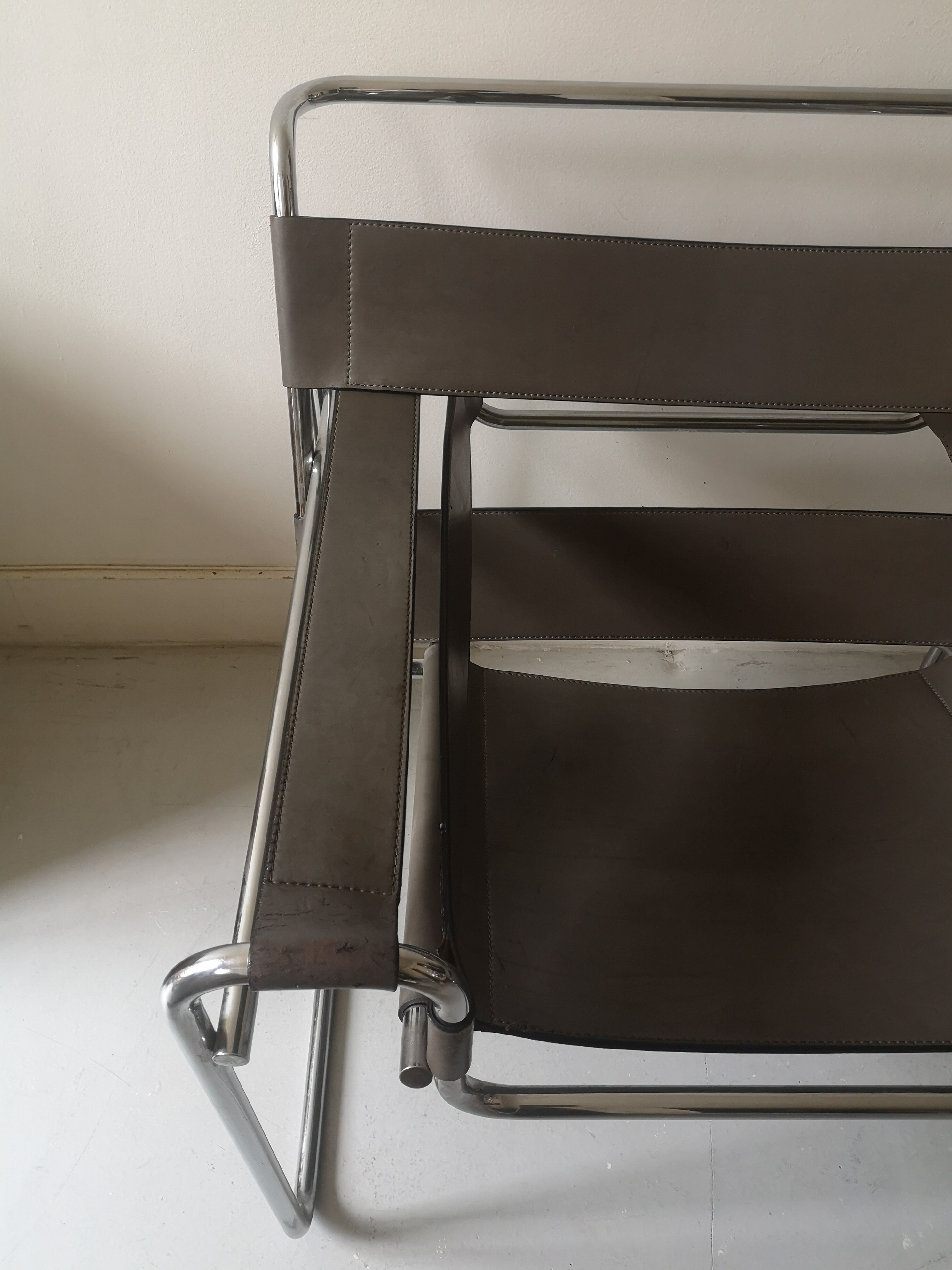 Fauteuil métal et cuir gris wassily par Marcel Breuer